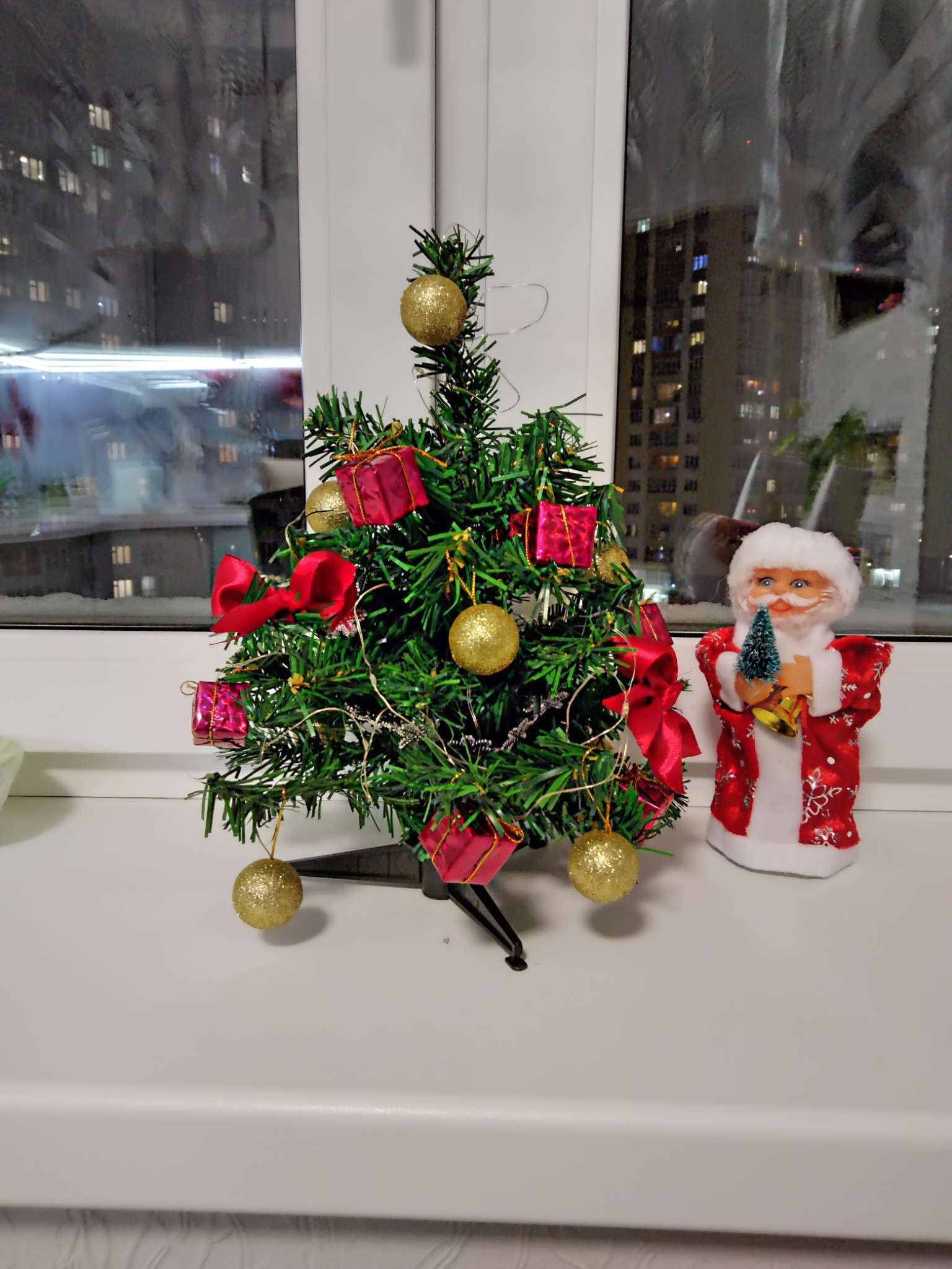 Фотография покупателя товара Ёлочные игрушки «Сочельник», набор 16 шт. (8 подарков,8 шариков), МИКС - Фото 3