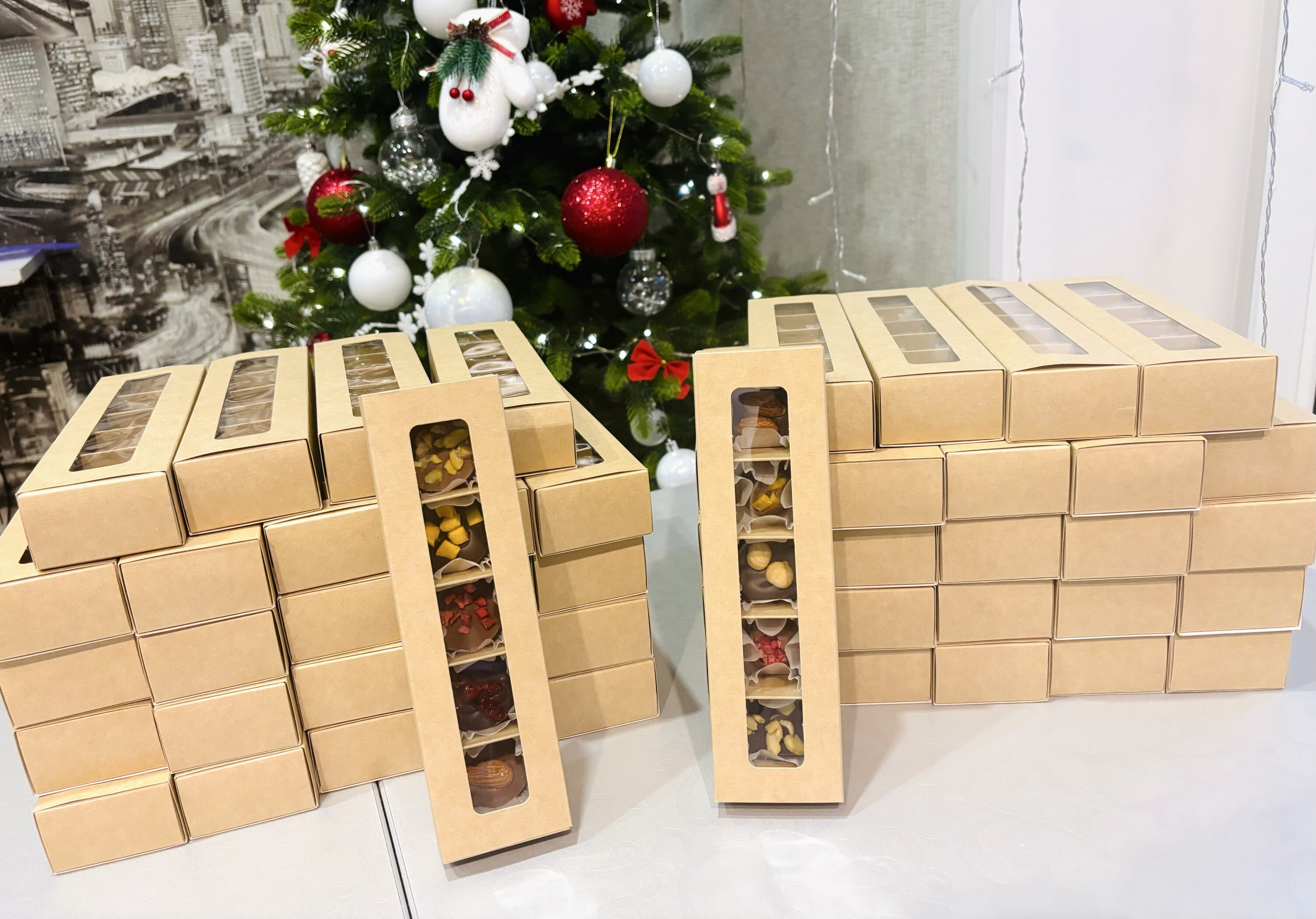 Фотография покупателя товара Коробка под 5 конфет с обечайкой, с окном, с тонкими разделителями, КРАФТ 21×5×3.3 см - Фото 1