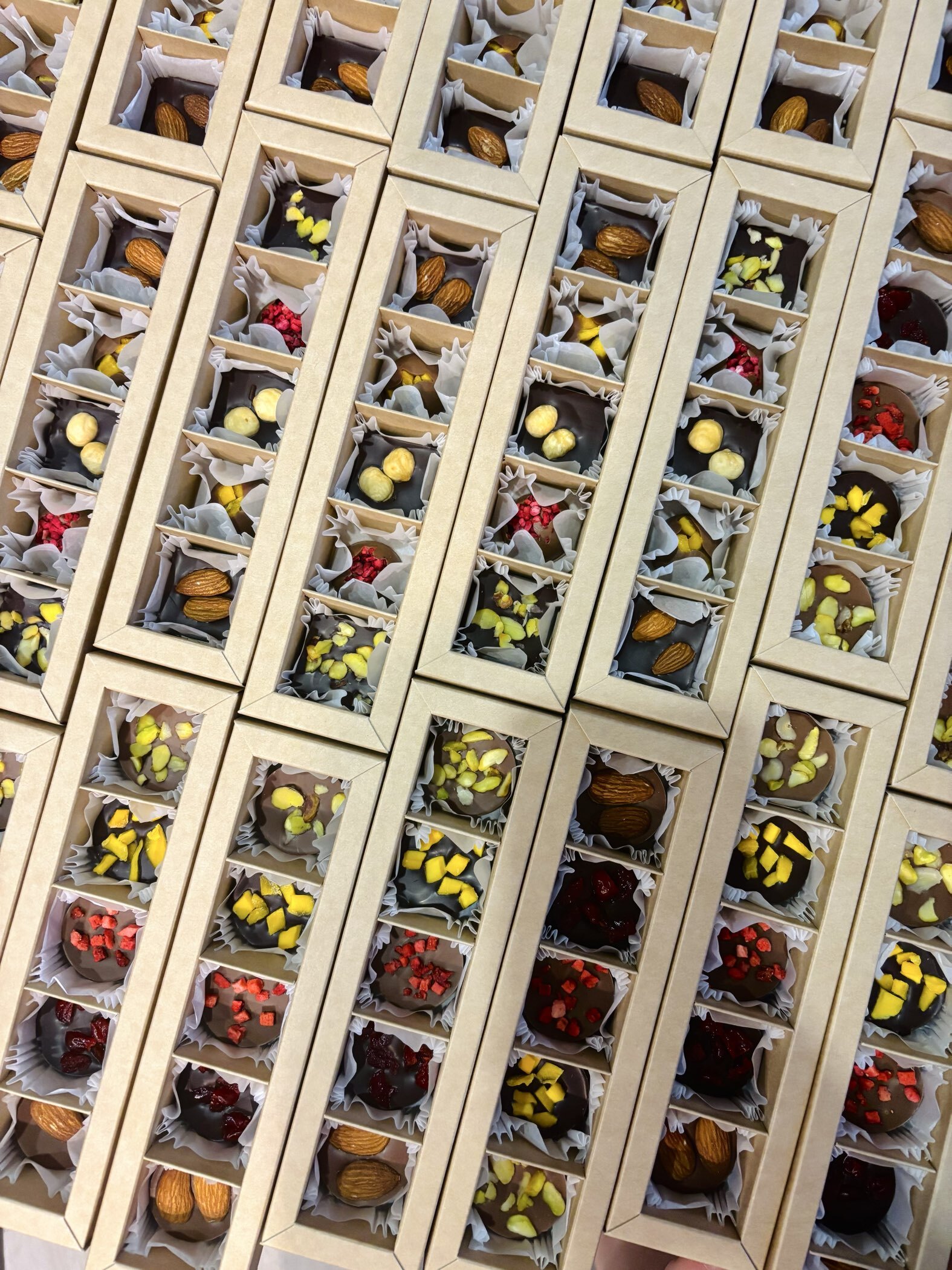 Фотография покупателя товара Коробка под 5 конфет с обечайкой, с окном, с тонкими разделителями, КРАФТ 21×5×3.3 см - Фото 2