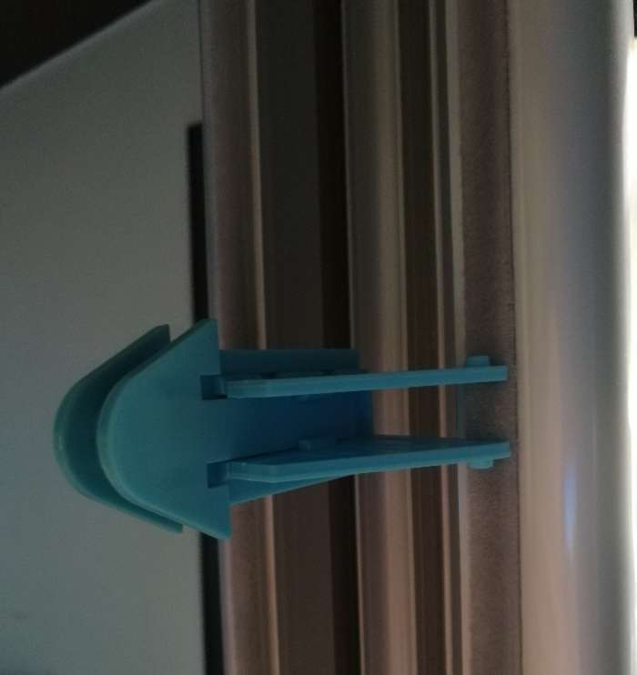 Фотография покупателя товара Блокиратор для раздвижных дверей и окон, шкафов-купе, цвета МИКС