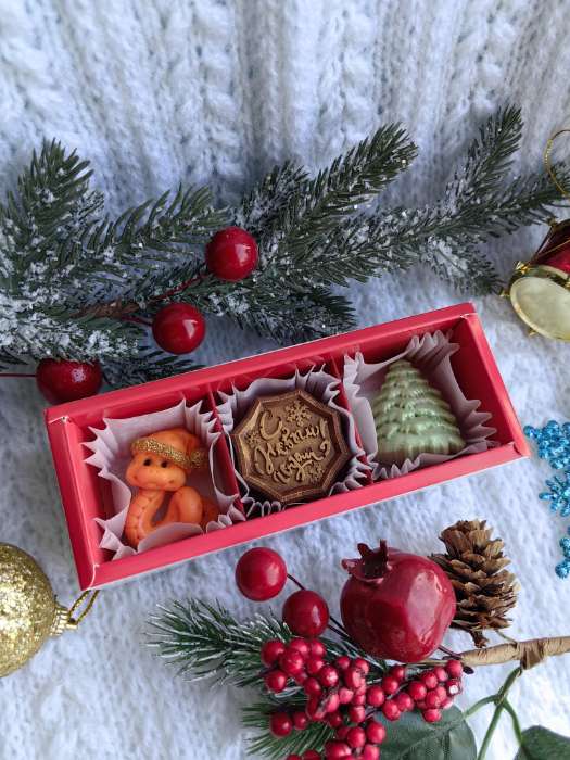 Фотография покупателя товара Коробка под 3 конфеты, «С Новым годом!», 13×5×3.3 см, кондитерская упаковка - Фото 2