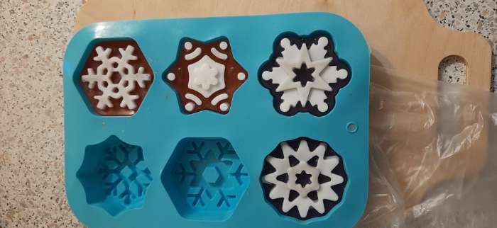 Фотография покупателя товара Форма для выпечки Доляна «Новый год. Снежинка», силикон, 26.5×18.5 см, 6 ячеек, голубая - Фото 1