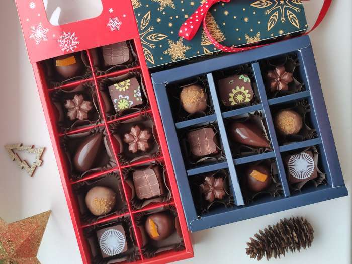 Фотография покупателя товара Коробка под 10 конфет новогодняя «Снежинки», 9.5×22×3.5 см - Фото 2