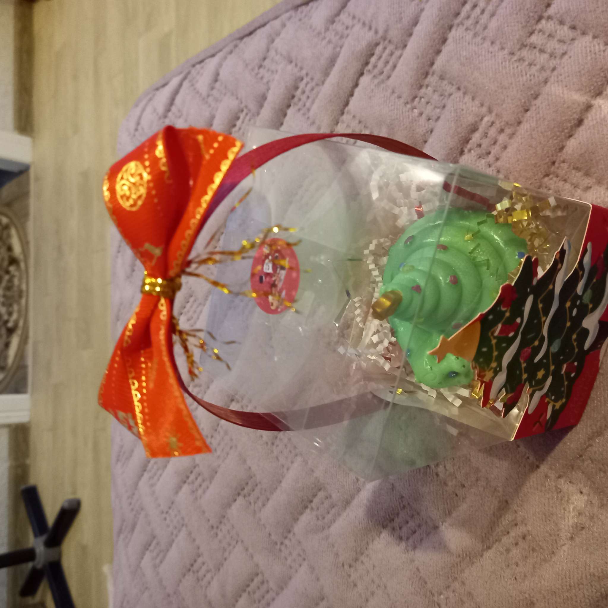 Фотография покупателя товара Коробка подарочная новогодняя складная ПВХ с ручками, «Снеговик», 9×9×9.5 см - Фото 6