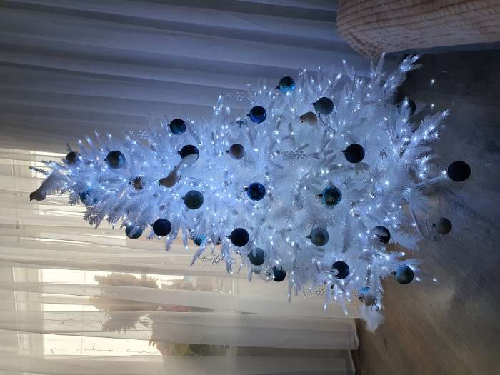 Фотография покупателя товара Искусственная ёлка белая «Зимнее волшебство. Элит», 150 см, 508 смешанных веток отгибаются - Фото 3