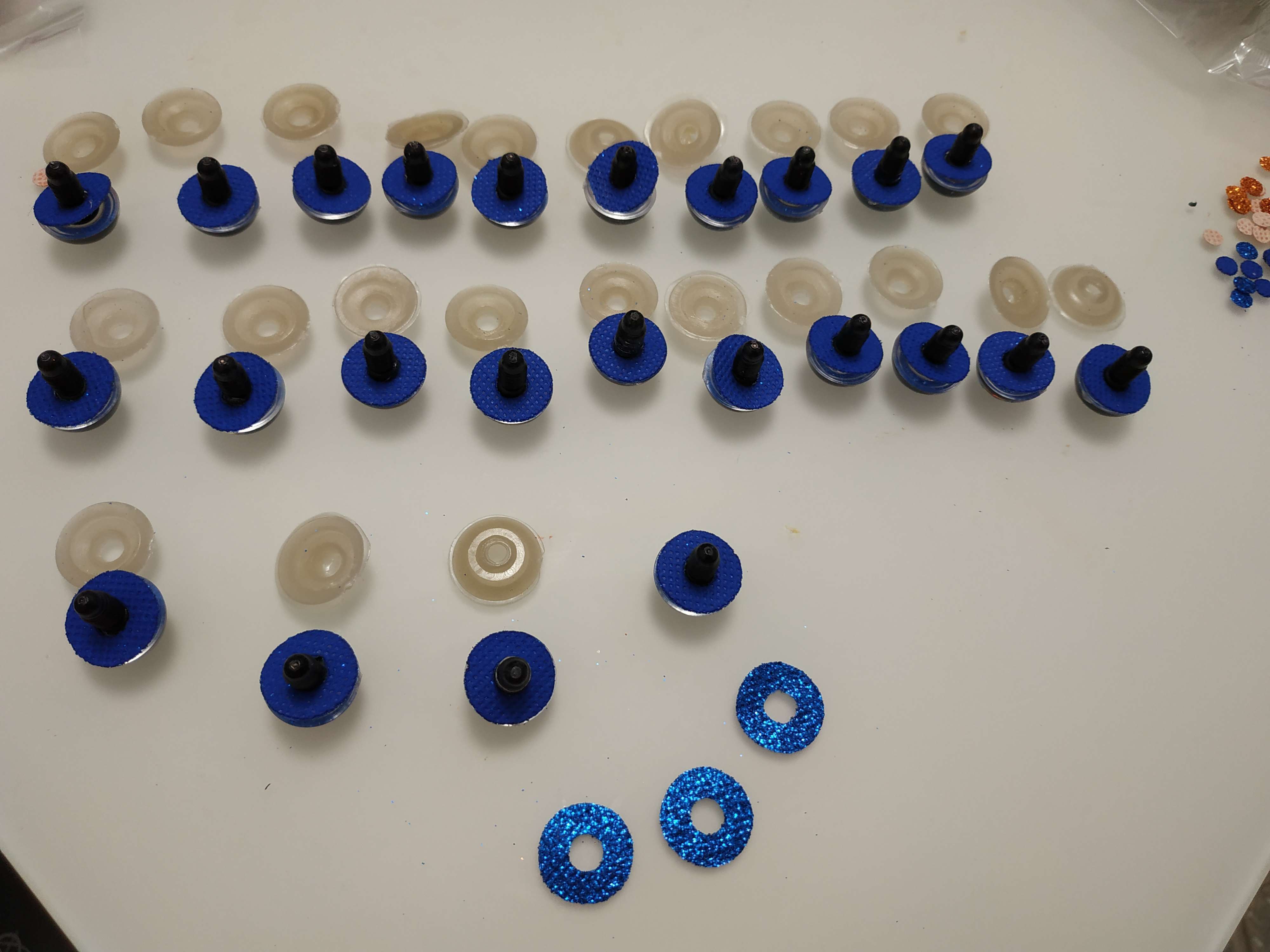Фотография покупателя товара Глаза винтовые с заглушками, «Блёстки» набор 24 шт, размер 1 шт: 1,8 см, цвет синий