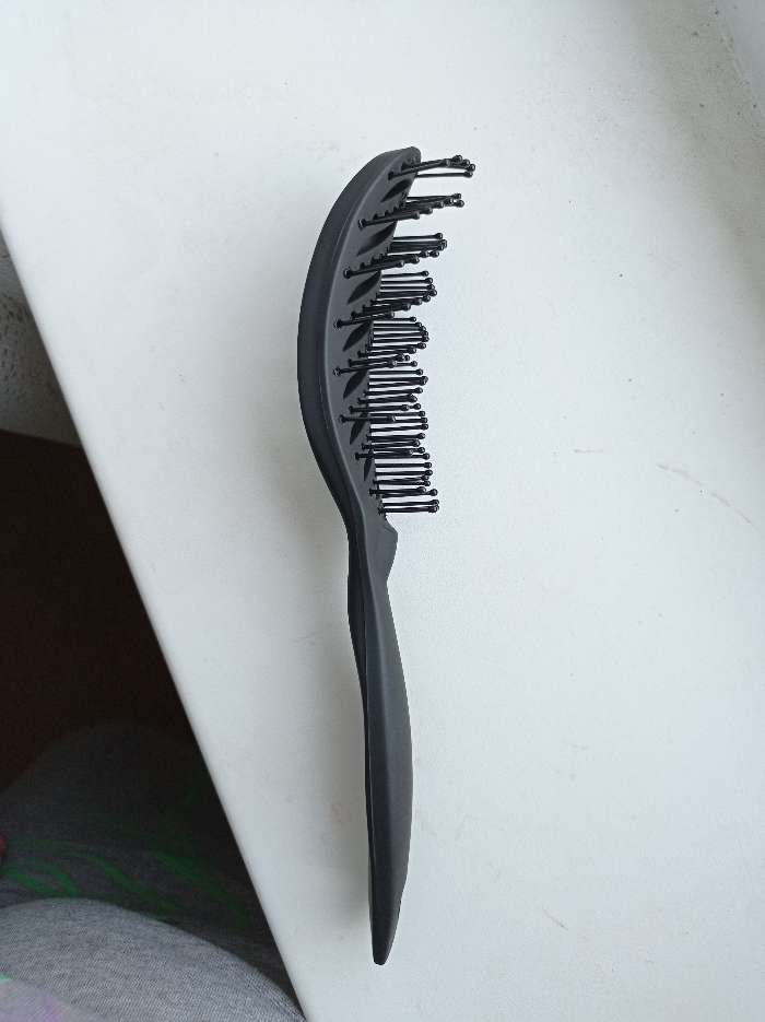 Фотография покупателя товара Расчёска массажная, прорезиненная, вентилируемая, 4 × 24 см, цвет чёрный - Фото 8
