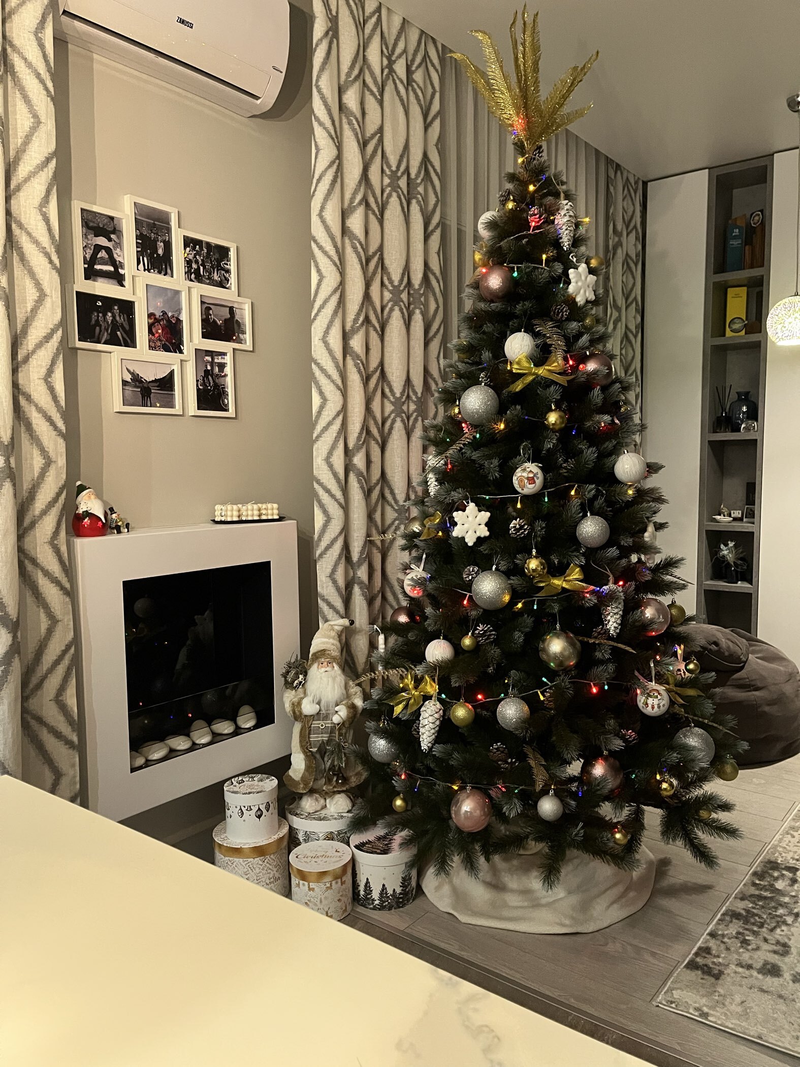 Фотография покупателя товара Ёлочные игрушки «Зимняя листва», шары новогодние, d=10 см, набор 4 шт., серебристый/золотистый - Фото 3