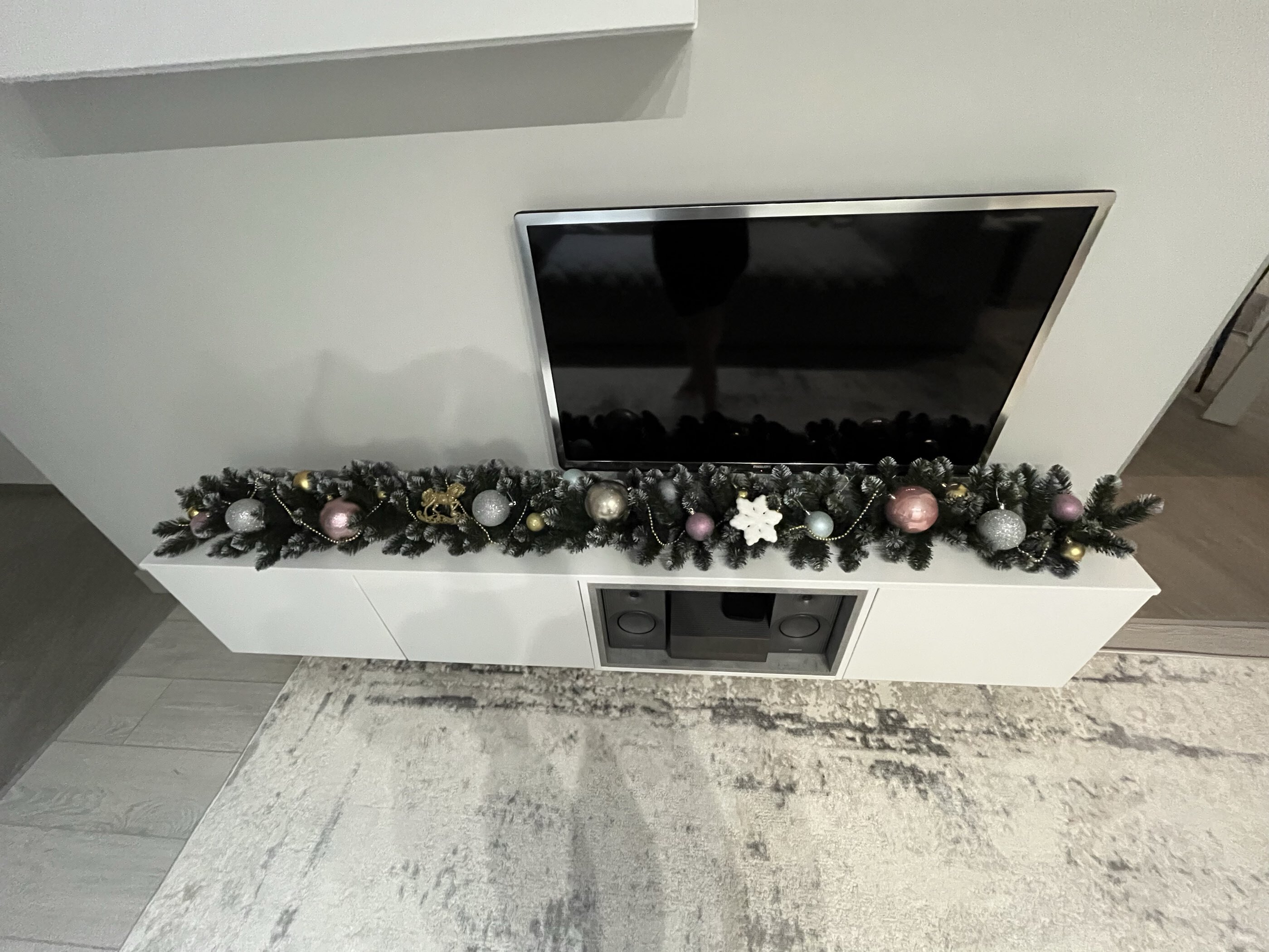 Фотография покупателя товара Ёлочные игрушки «Зимняя листва», шары новогодние, d=10 см, набор 4 шт., серебристый/золотистый - Фото 4