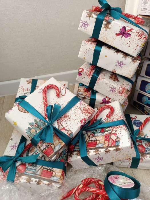 Фотография покупателя товара Бумага упаковочная глянцевая двусторонняя «Счастья в Новом году!», 68×100 см - Фото 1