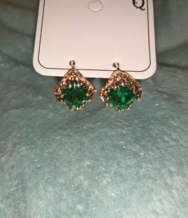 Фотография покупателя товара Серьги со стразами «Эдель» ромб, цвет зелёный в розовом золоте - Фото 1