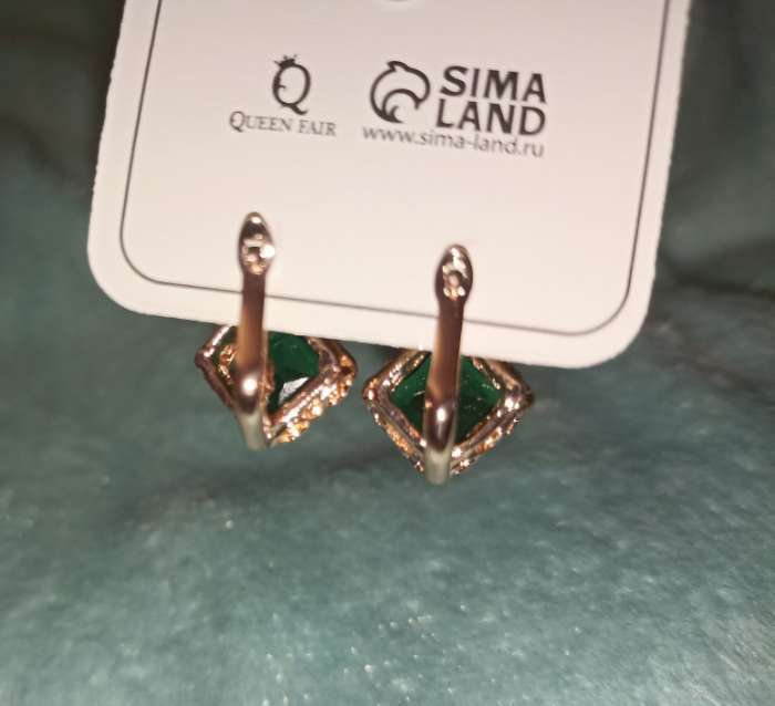 Фотография покупателя товара Серьги со стразами «Эдель» ромб, цвет зелёный в розовом золоте - Фото 2