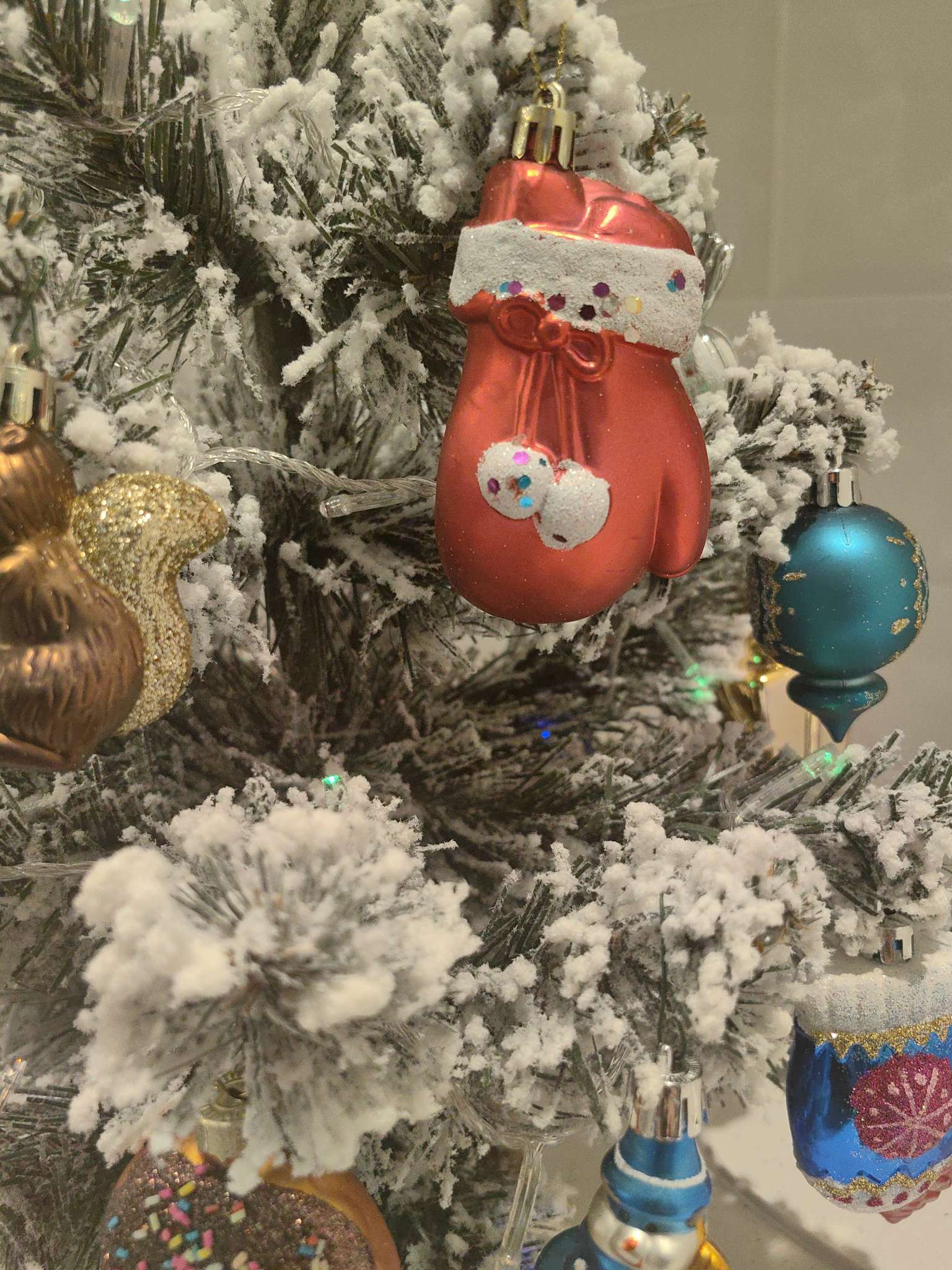 Фотография покупателя товара Ёлочные игрушки 8 шт. «Зимнее волшебство. В гостях у белочек» пластик, МИКС - Фото 3