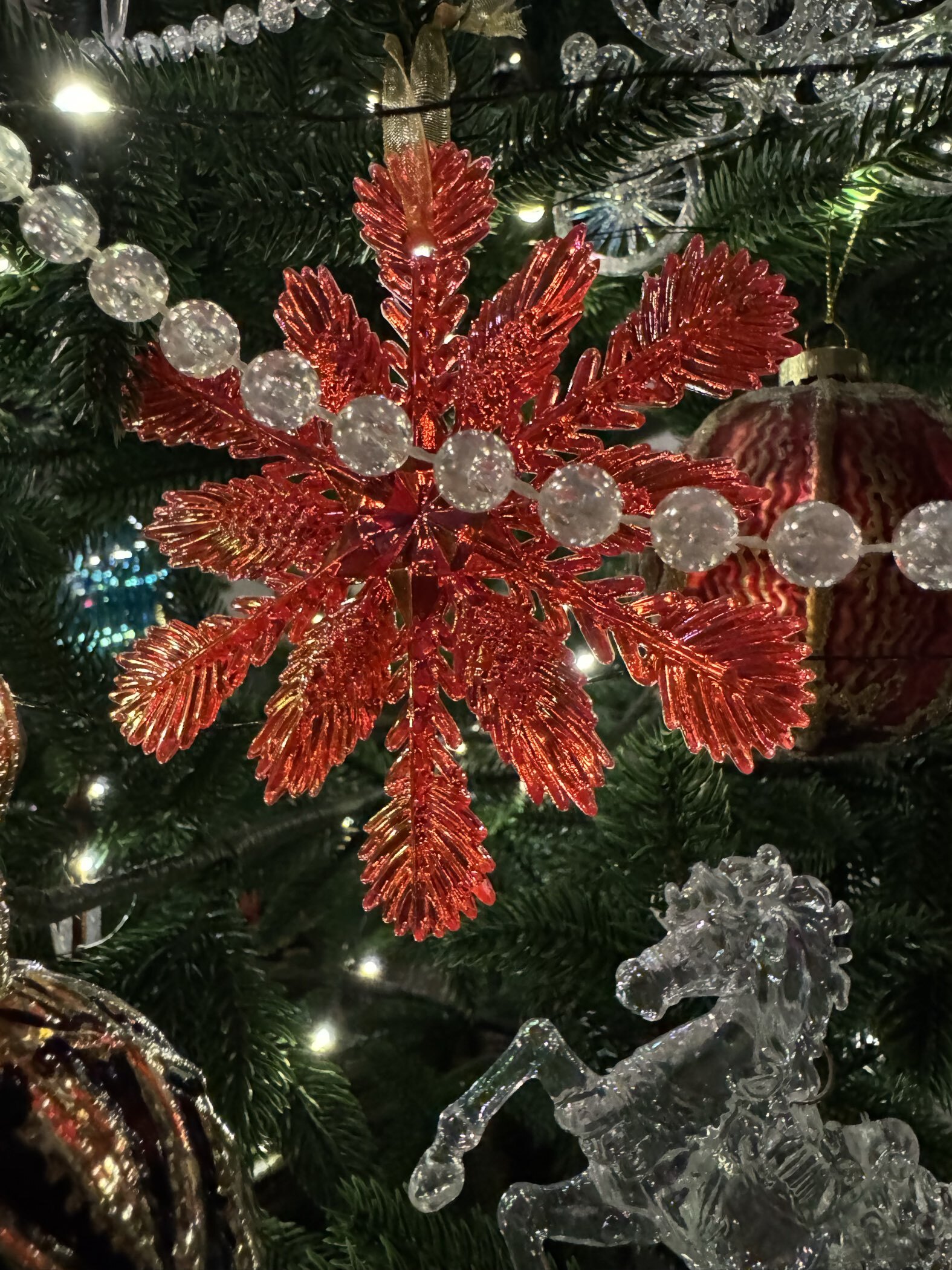 Фотография покупателя товара Ёлочная игрушка «Зимнее волшебство. Снежинка ажурная», 11×11 см, красный перелив - Фото 1