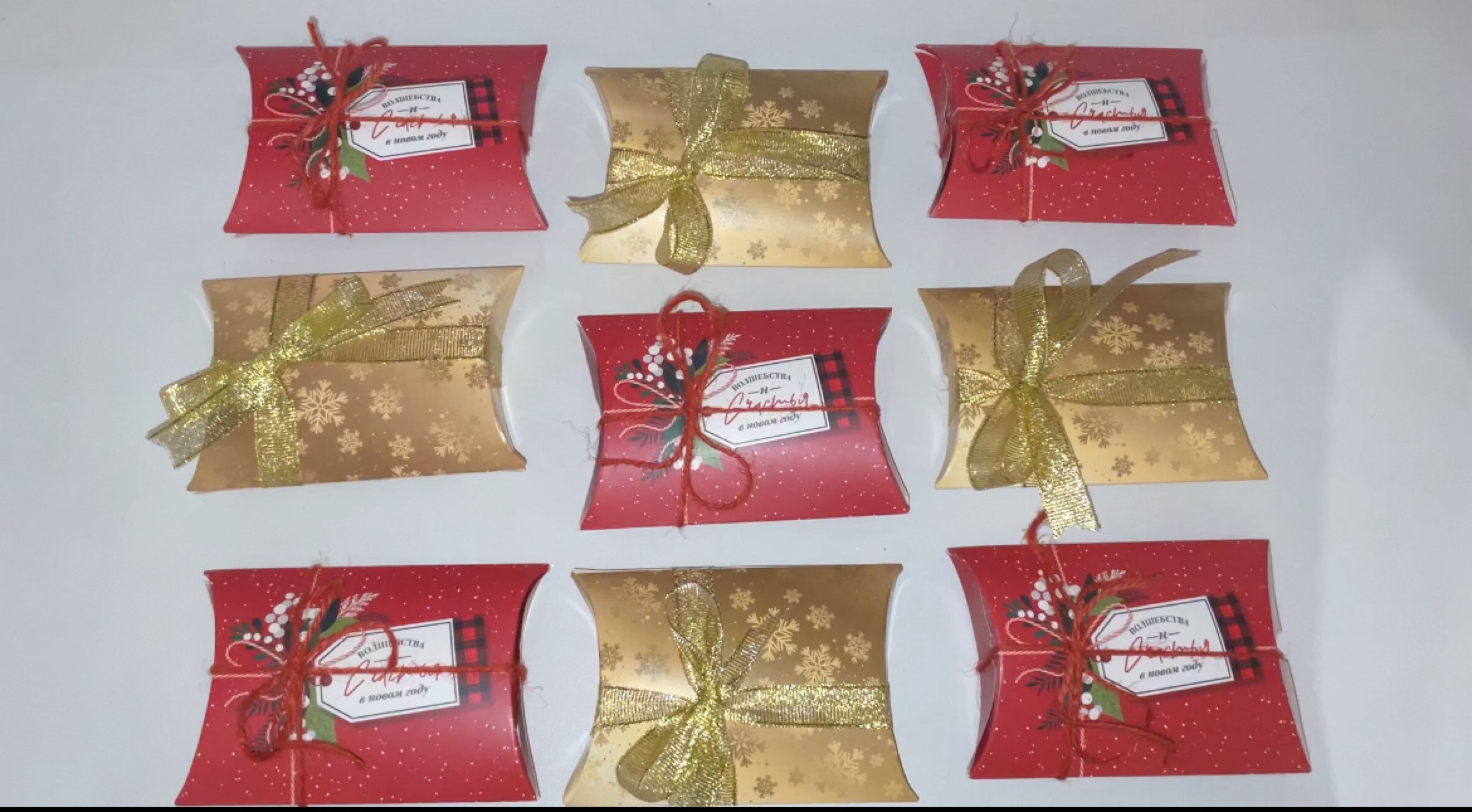 Фотография покупателя товара Коробка подарочная новогодняя складная «Снежинки» 11×8×2 см - Фото 1