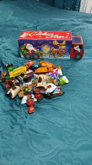 Фотография покупателя товара Подарочная новогодняя коробка «Сладкоежка», фура, 26×8.7×8.3 см - Фото 2