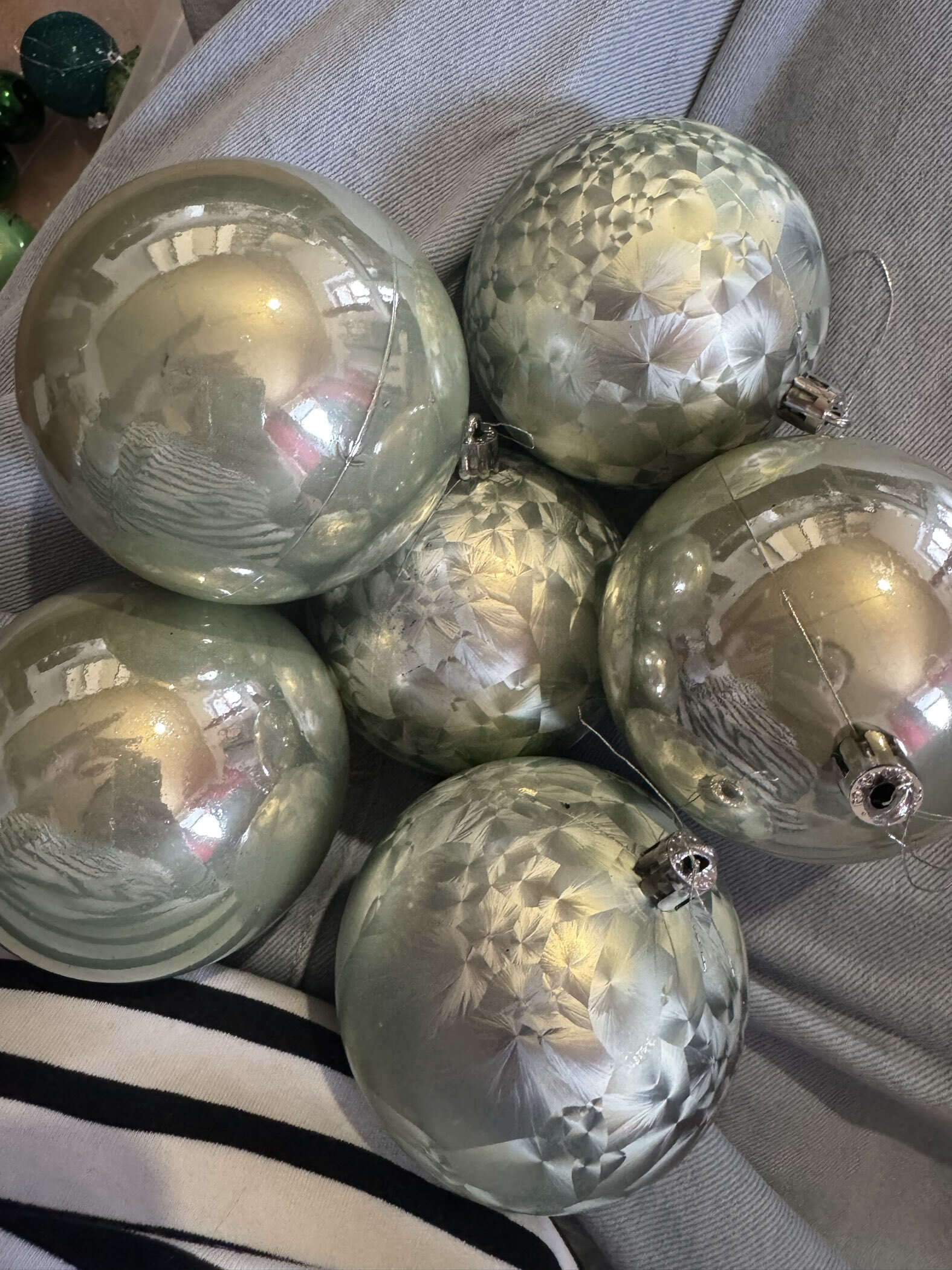 Фотография покупателя товара Ёлочные игрушки «Чары волшебства», шары новогодние, d=7.5 см, набор 6 шт., коричневый - Фото 7