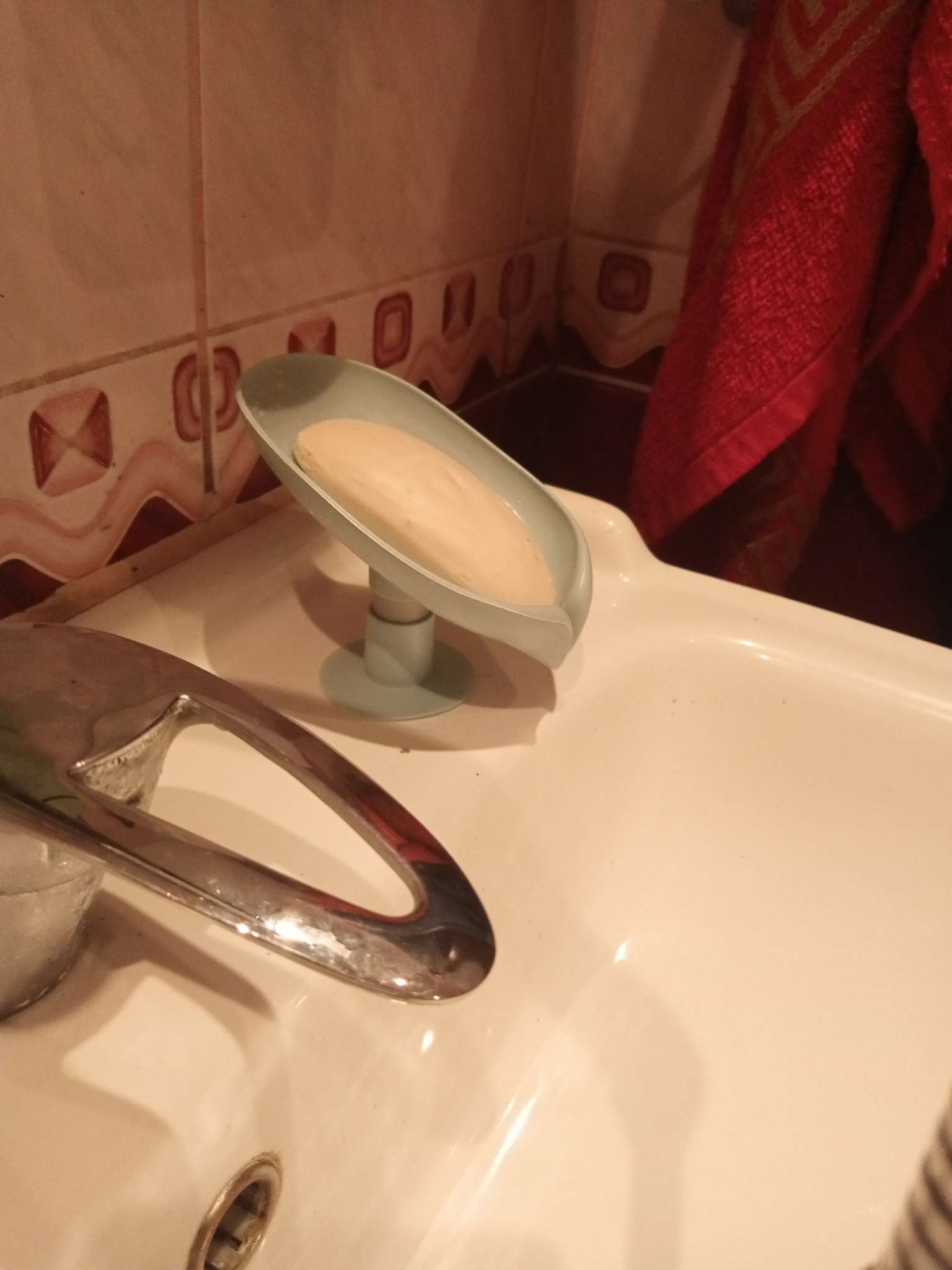 Фотография покупателя товара Мыльница со сливом для воды Доляна, на присоске, 12.5×9×10 см, бирюзовая - Фото 3