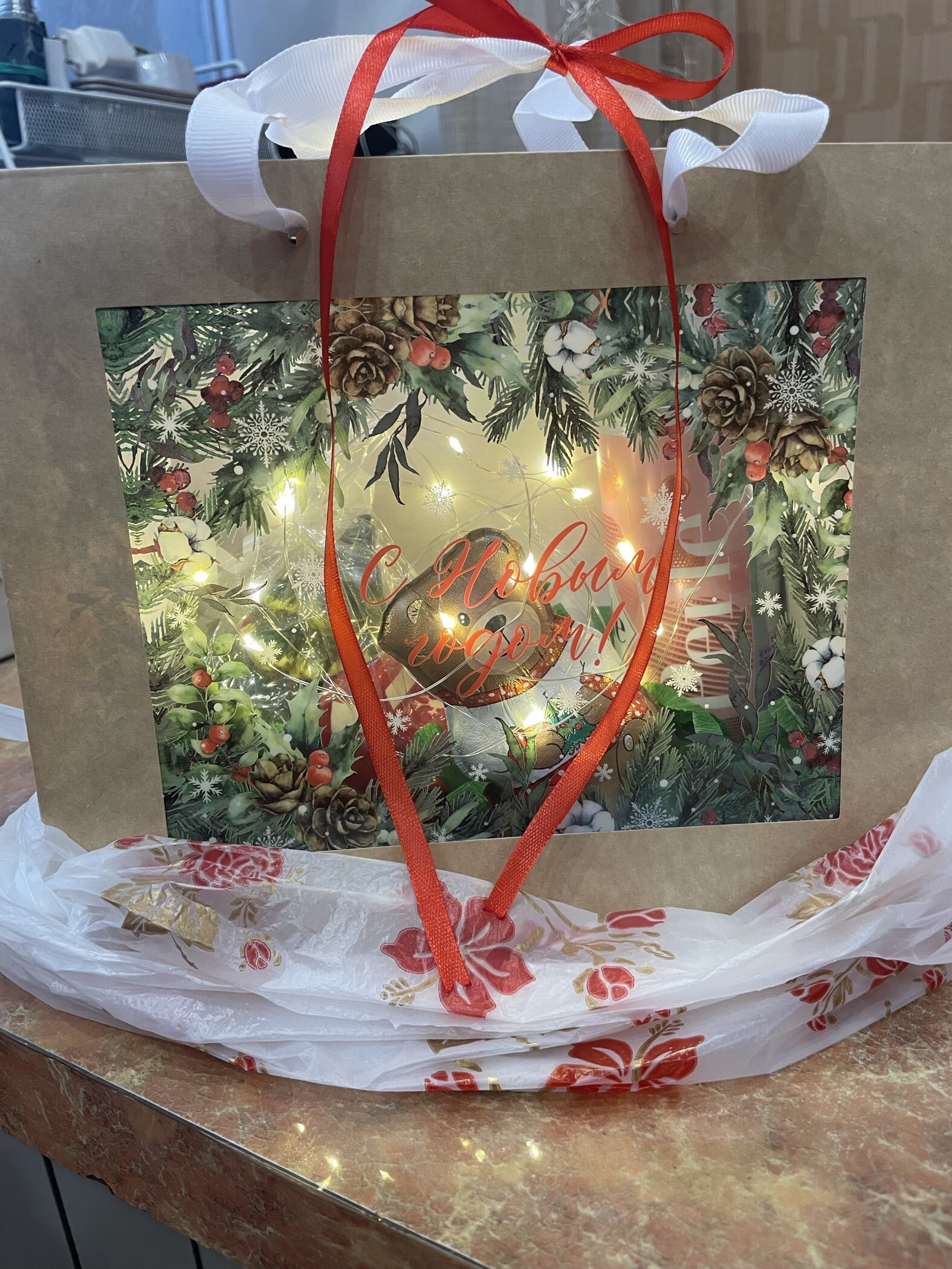 Фотография покупателя товара Пакет подарочный крафтовый с пластиковым окном «Счастья в Новом году», 24×20×11 см - Фото 2