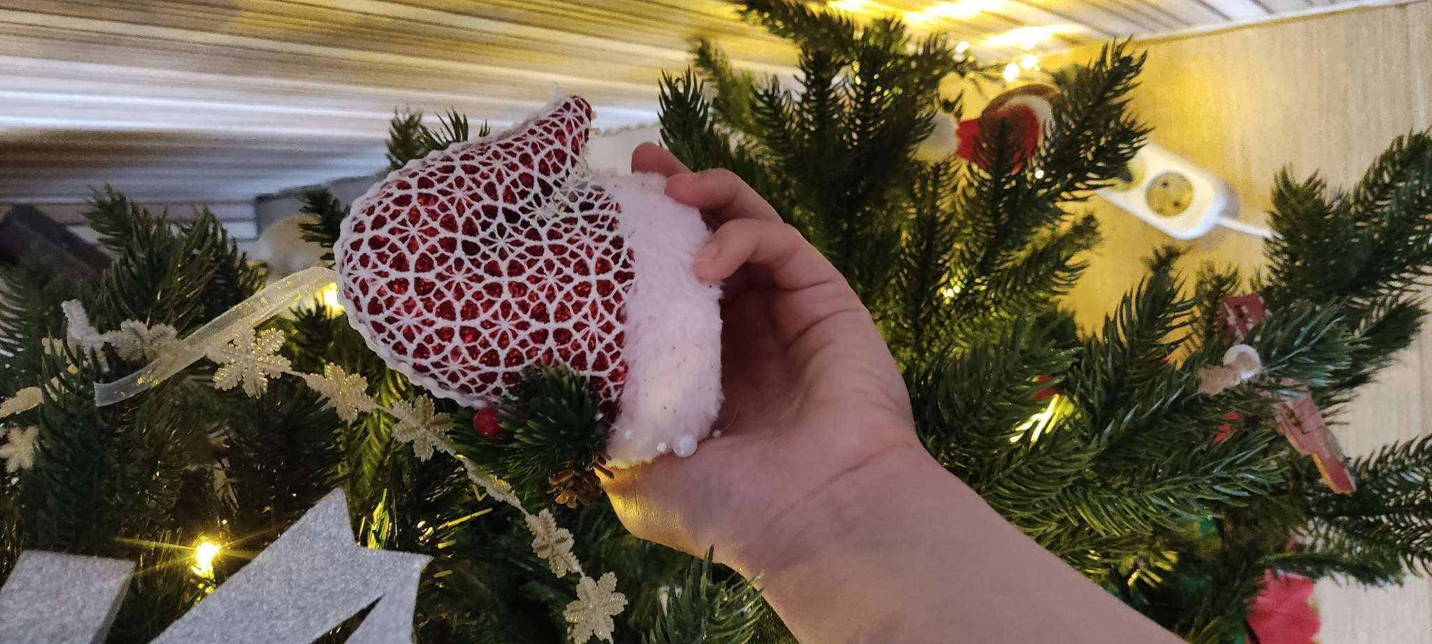 Фотография покупателя товара Ёлочная игрушка «Колпак элит» 10 см, бело-красный - Фото 2