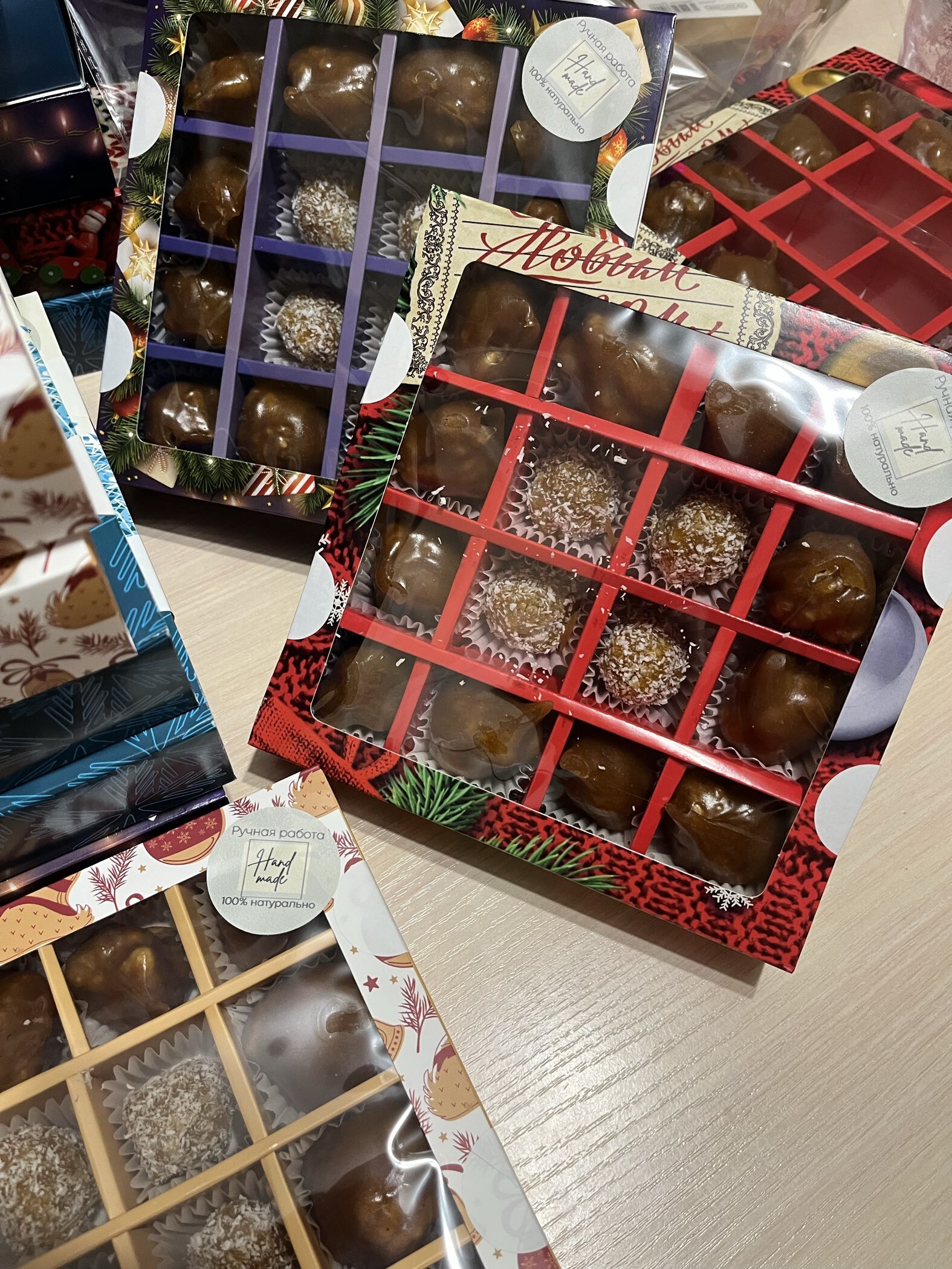 Фотография покупателя товара Коробка под 16 конфет «Новогодняя», 17.5×17.5×3.5 см - Фото 2