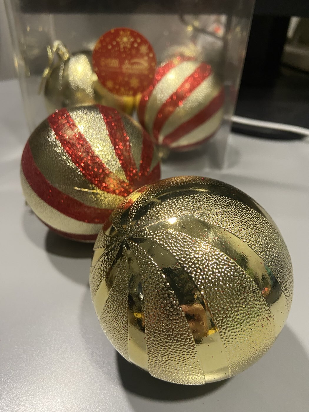 Фотография покупателя товара Ёлочные игрушки «Закрученные полосы», шары новогодние, d=8 см, набор 4 шт., золотисто-красный - Фото 2