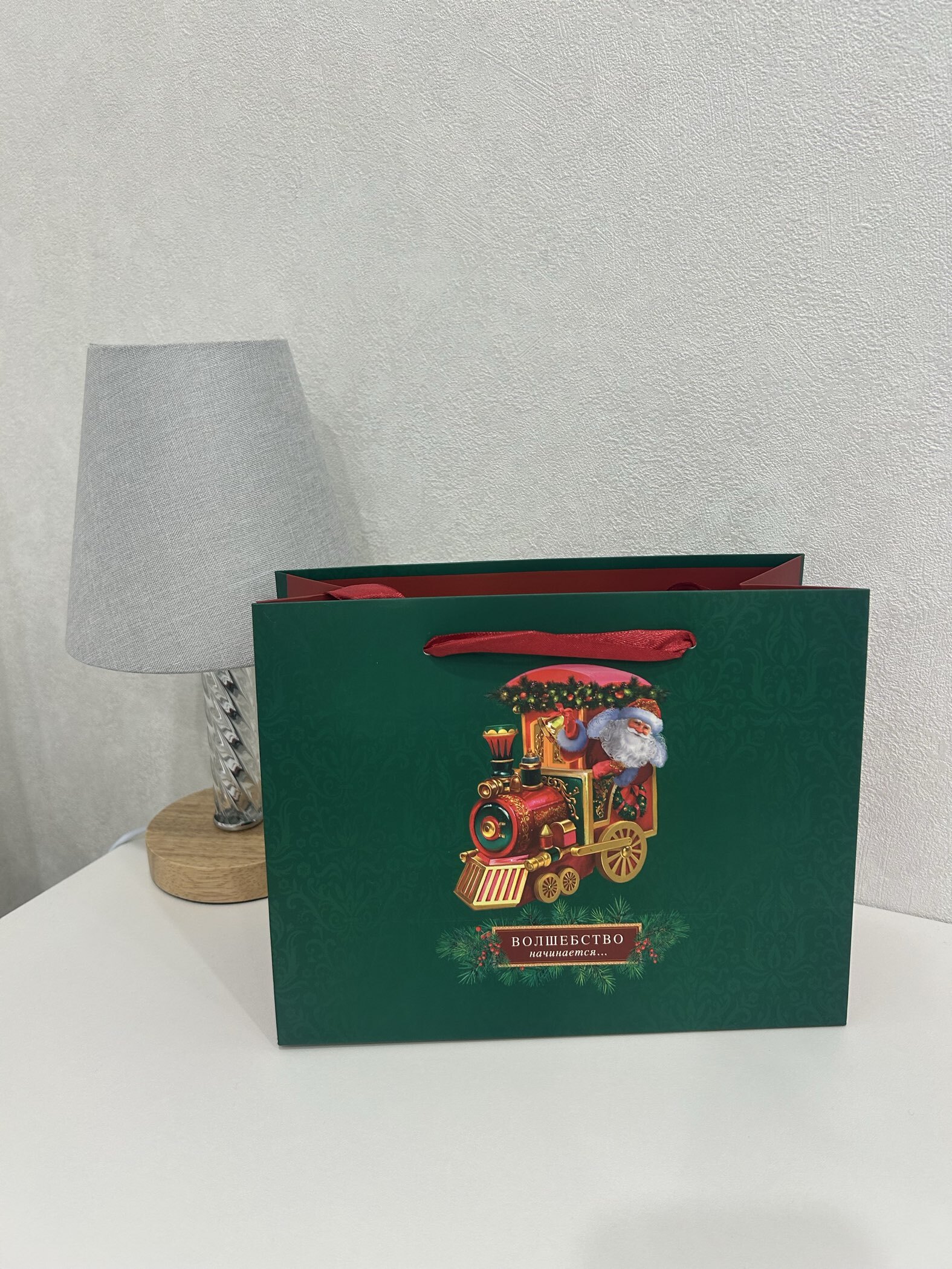 Фотография покупателя товара Пакет подарочный новогодний ламинированный «Ёлки», 23×17.8×9.8 см - Фото 4