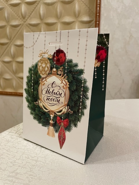 Фотография покупателя товара Пакет подарочный новогодний с лентой «Happy New Year», 13 х 19 х 9 см - Фото 3