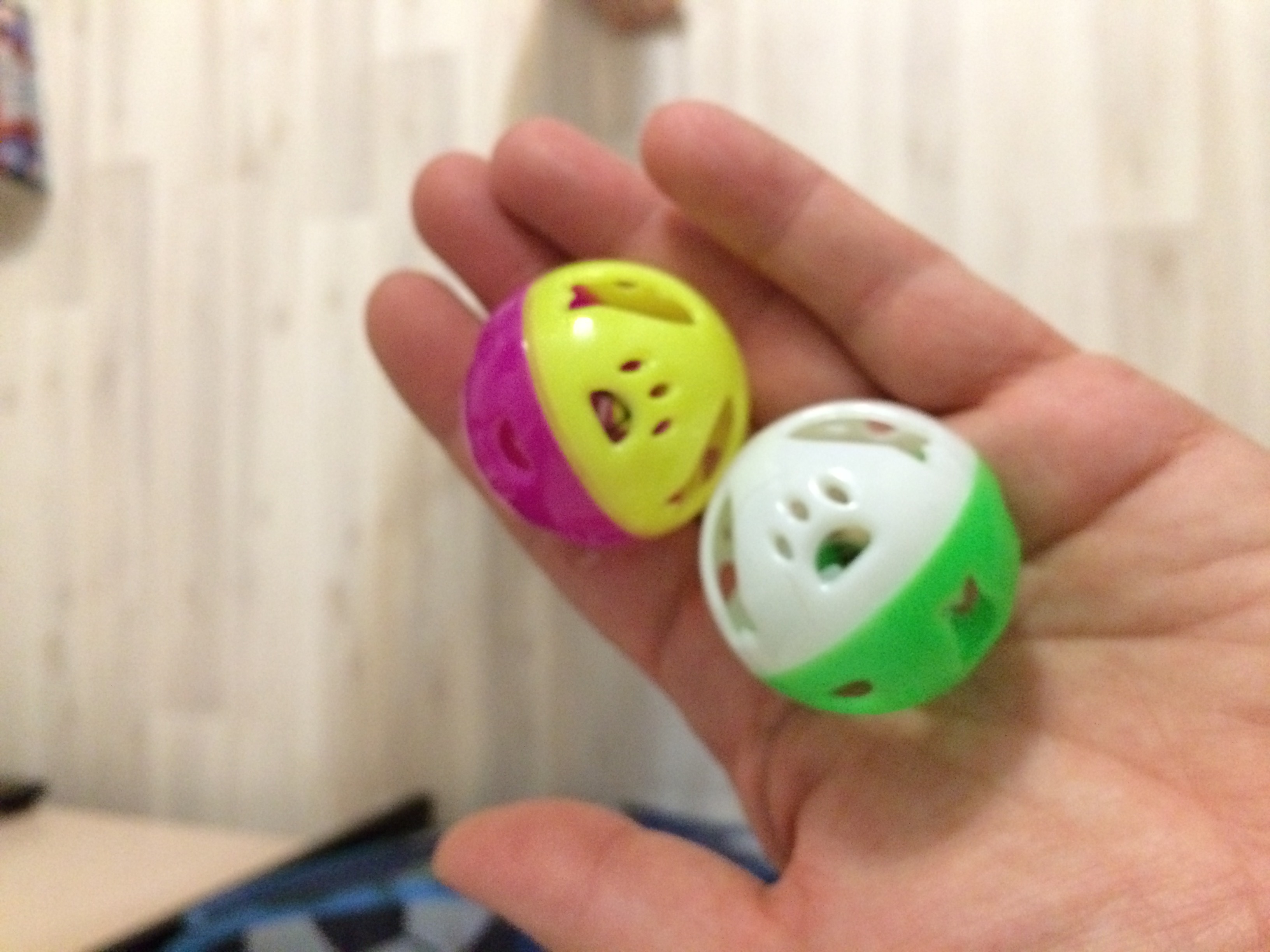 Фотография покупателя товара Набор шариков-погремушек «Рыбки и лапки», диаметр 3.8 см, 2 шт., желтый, синий - Фото 2