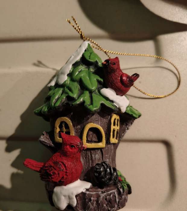 Фотография покупателя товара Фигурка-подвеска полистоун «Птички на заснеженном скворечнике», ёлочная игрушка, 7×4×9 см - Фото 2