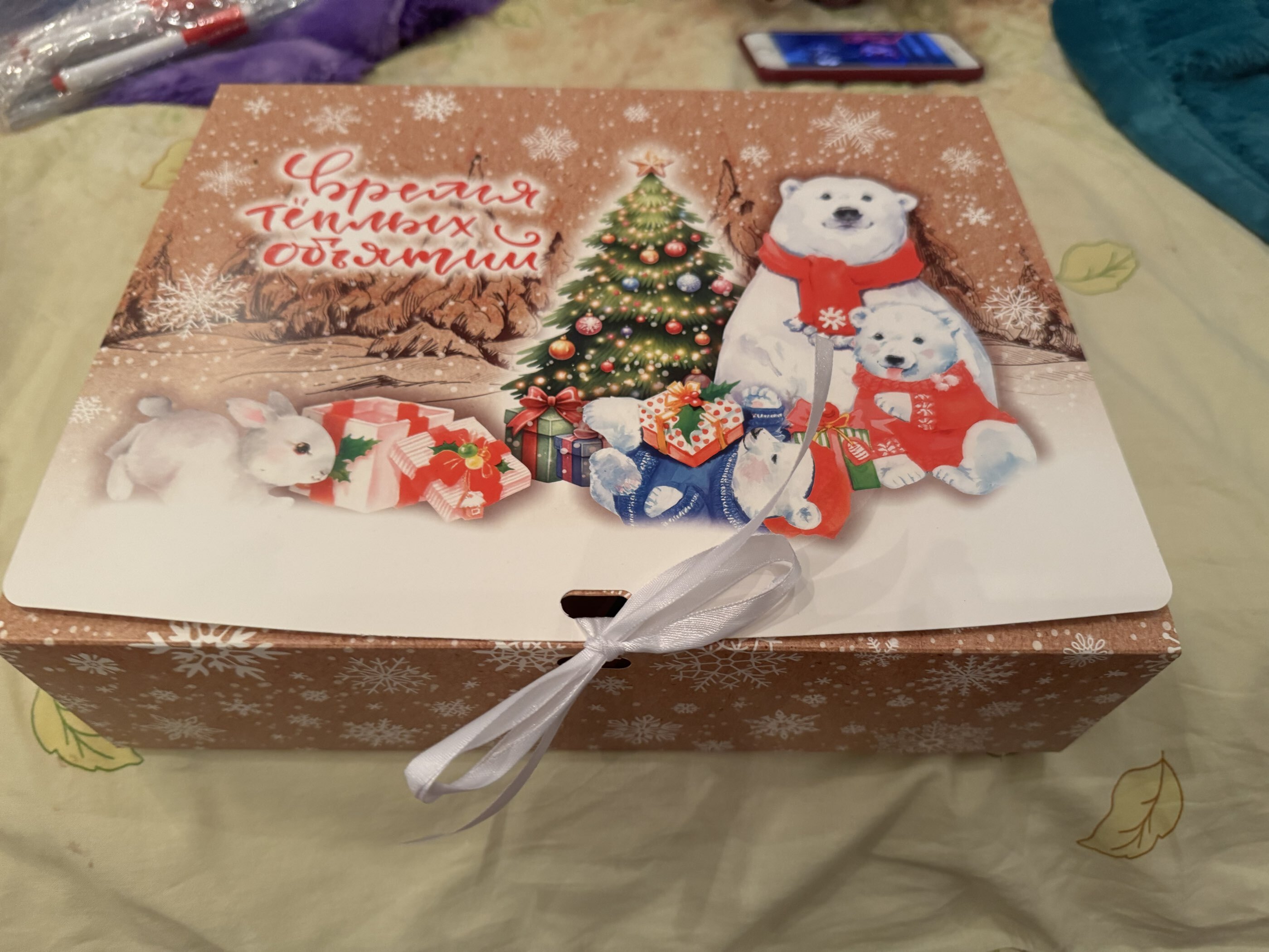 Фотография покупателя товара Коробка подарочная новогодняя складная, упаковка «Счастливого Нового года и Рождества», 31×24.5×8 см . - Фото 7