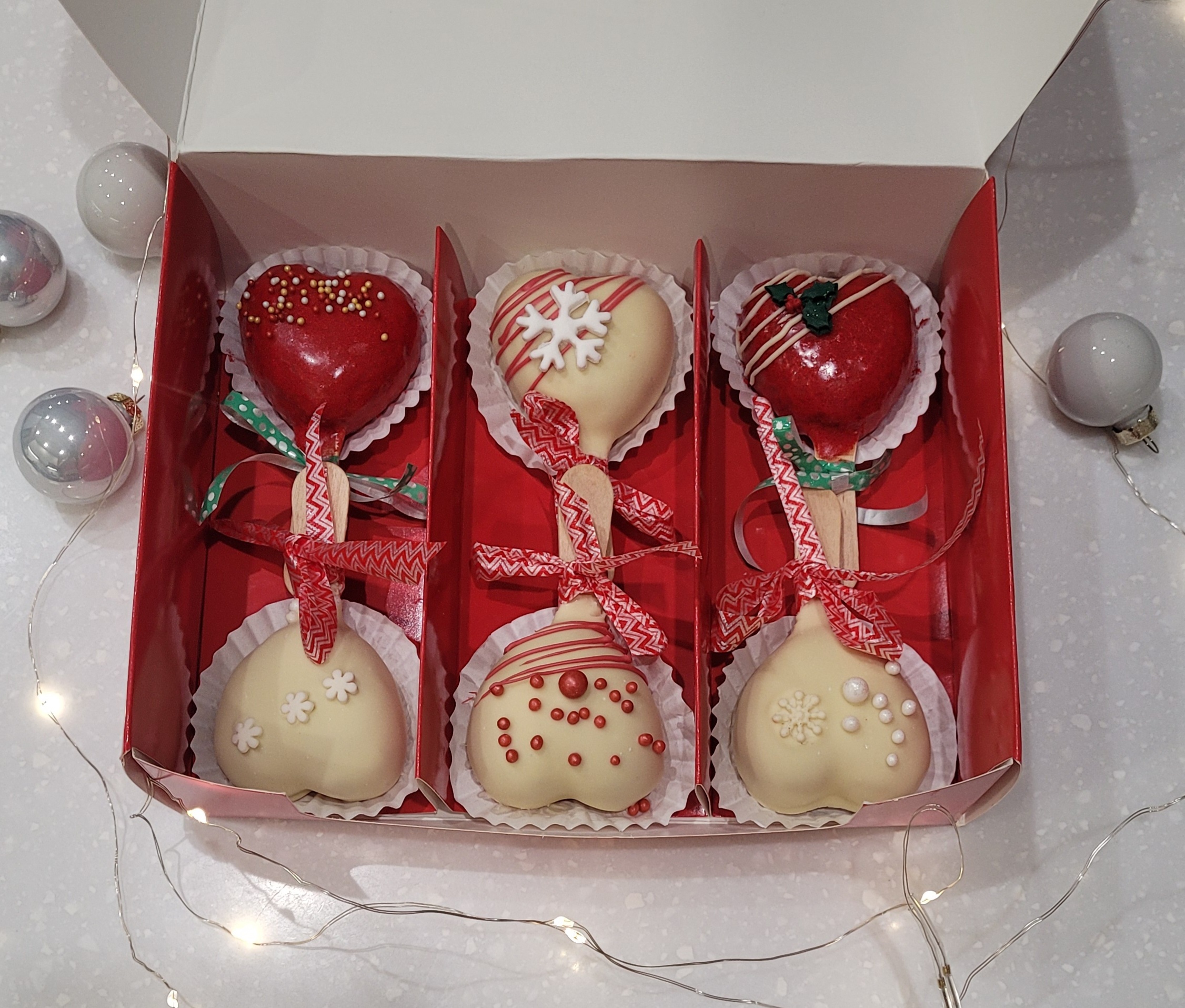 Фотография покупателя товара Коробка для 3 эклеров подарочная, кондитерская новогодняя упаковка «С Новым годом», 20×15×6 см - Фото 3