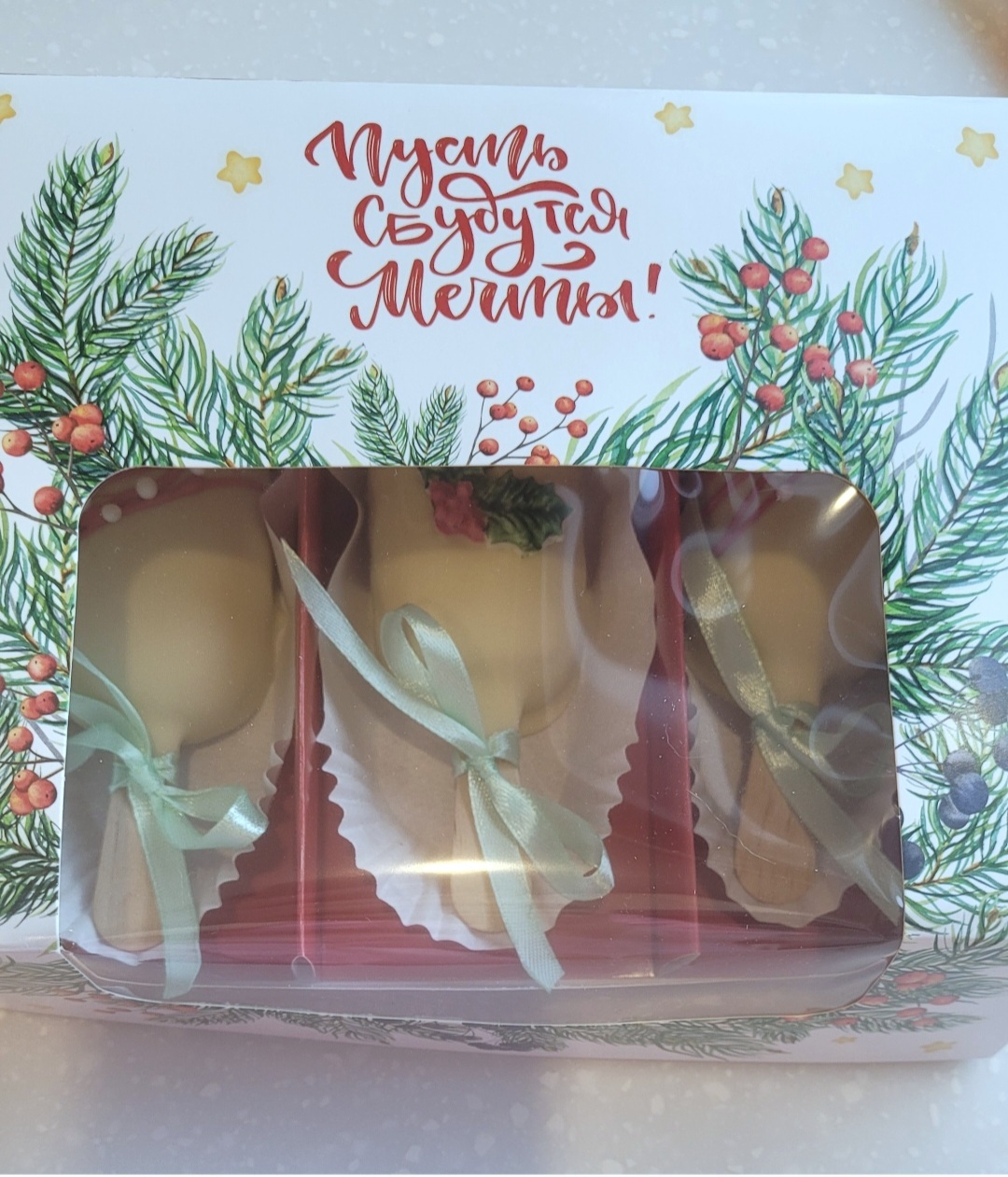 Фотография покупателя товара Коробка для 3 эклеров подарочная, кондитерская новогодняя упаковка «С Новым годом», 20×15×6 см - Фото 4