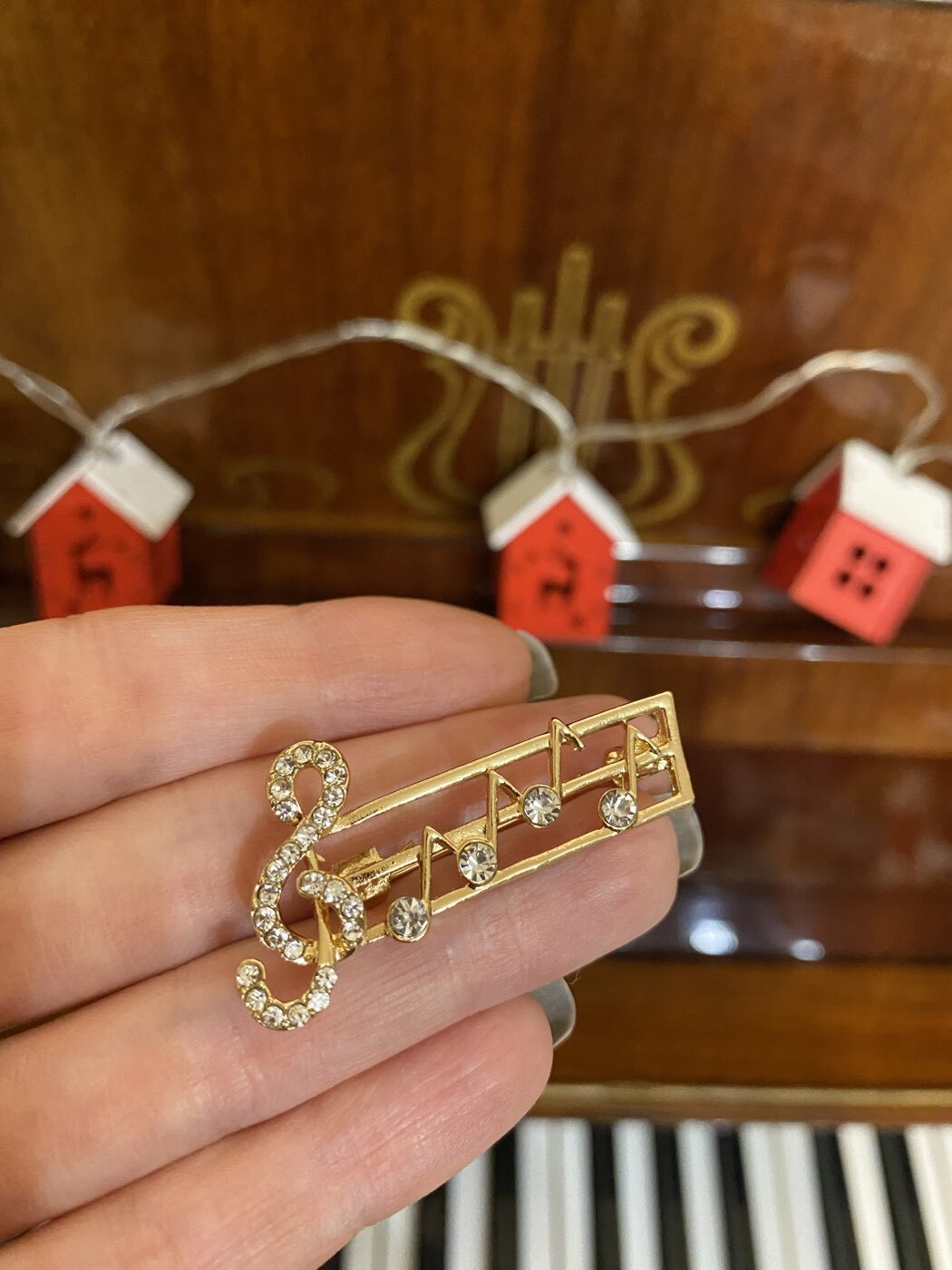 Фотография покупателя товара Брошь «Ноты», цвет белый в золоте - Фото 1