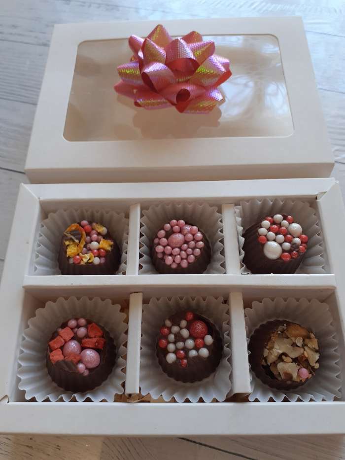 Фотография покупателя товара Коробка под 6 конфет с окном, белая, 13,7 х 9,85 х 3,85 см - Фото 8