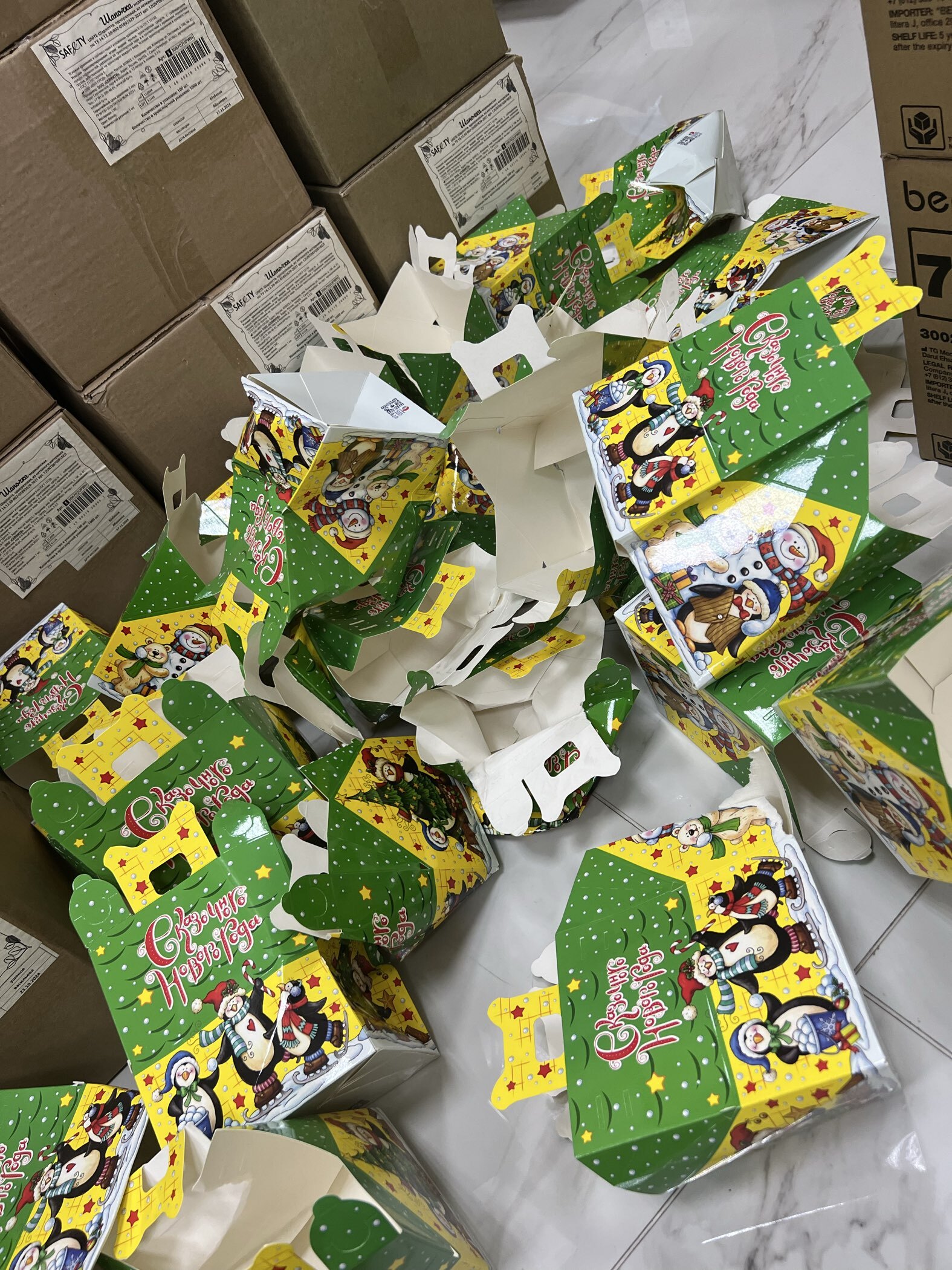 Фотография покупателя товара Подарочная новогодняя коробка «Новогодние друзьяшки», для сладких подарков, 13.3×11.6×12.6 см - Фото 4