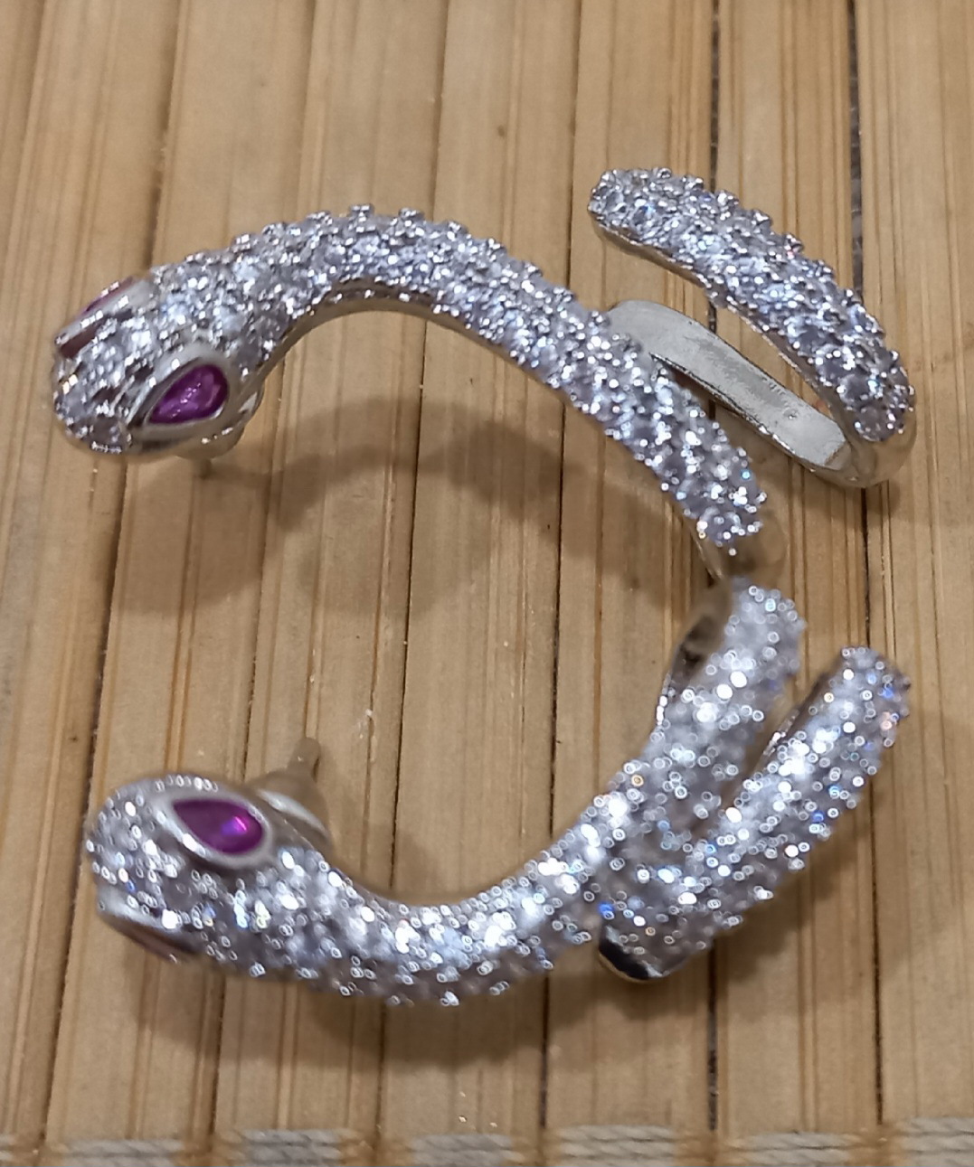 Фотография покупателя товара Серьги со стразами «Змея» изогнутая, белые в серебре - Фото 1