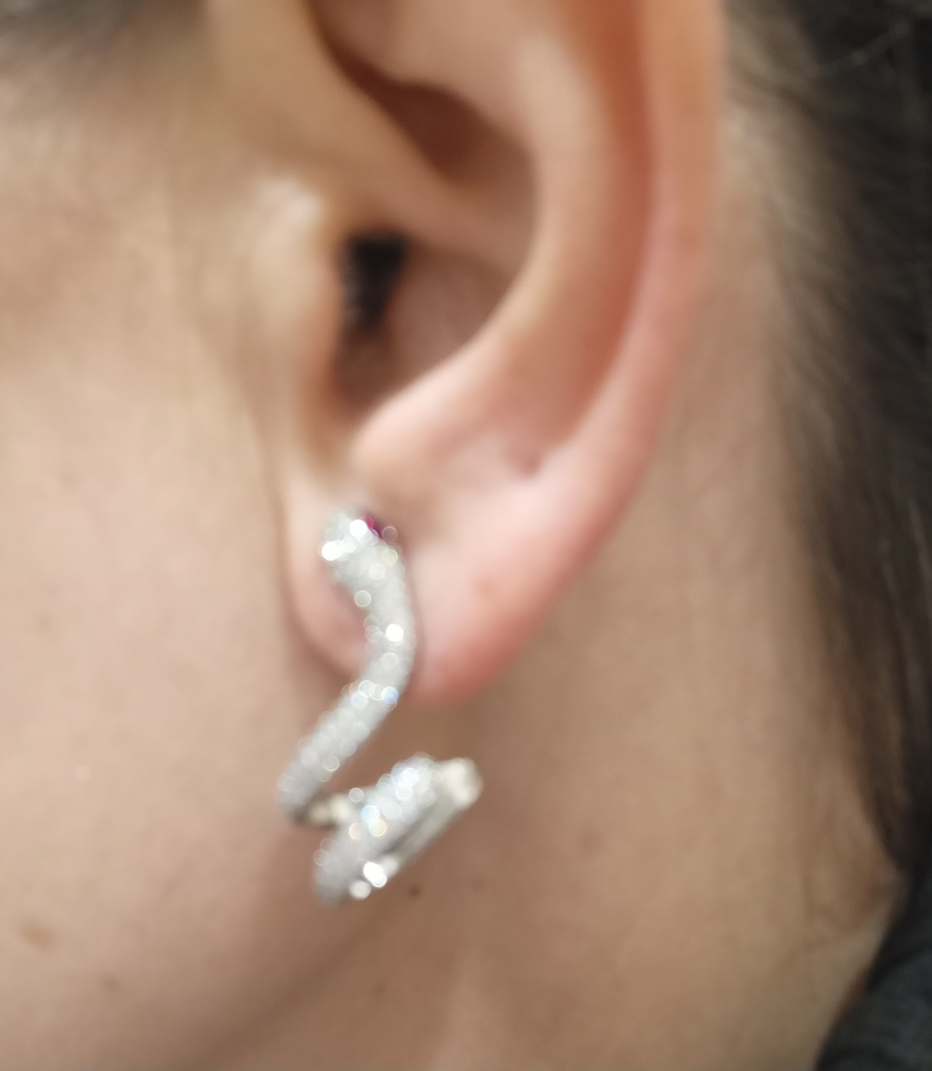 Фотография покупателя товара Серьги со стразами «Змея» изогнутая, белые в серебре - Фото 2