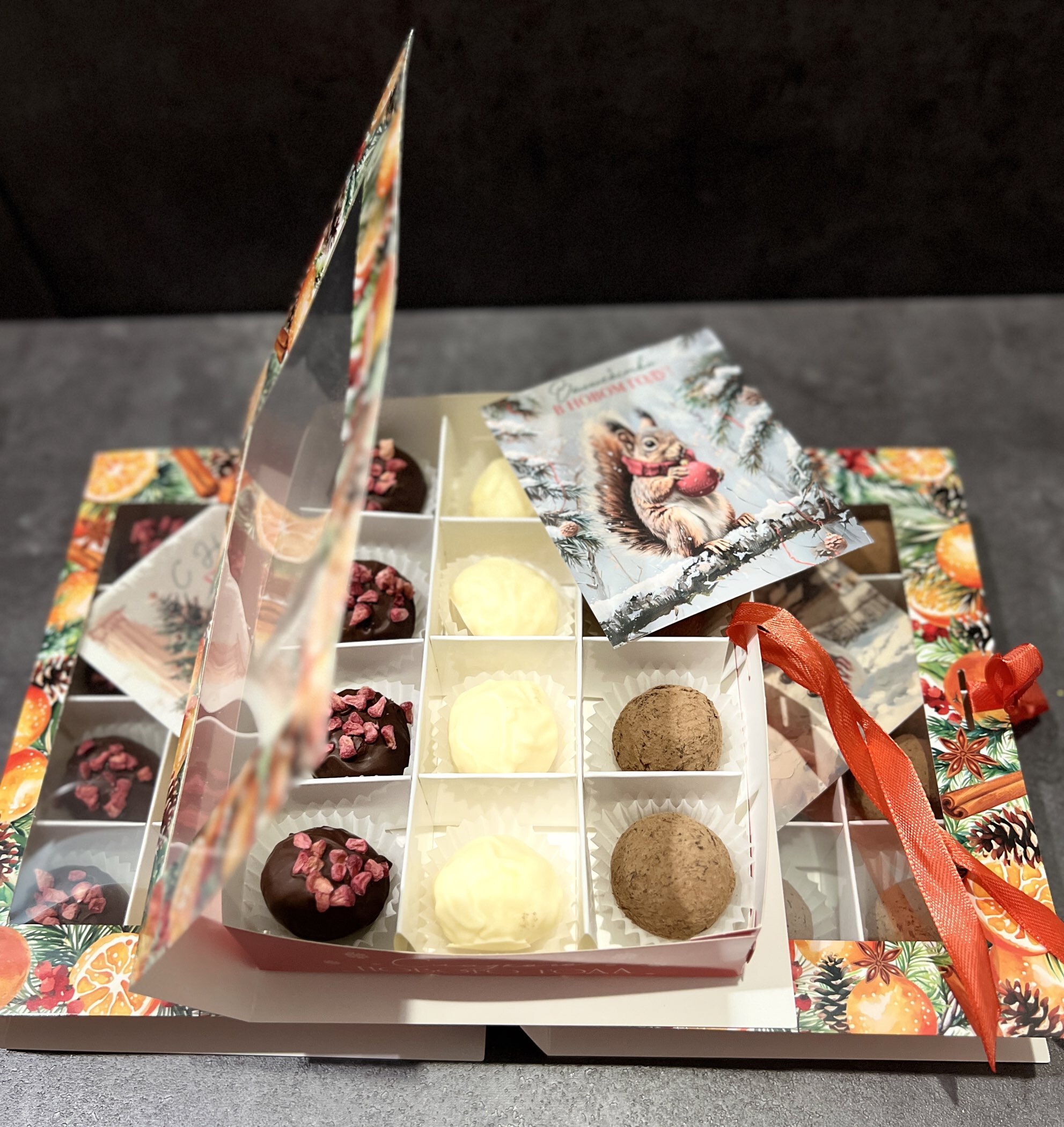 Фотография покупателя товара Коробка под 12 конфет новогодняя с ячейками «Аромат праздника» 18.5×13.5×3.5 см - Фото 8