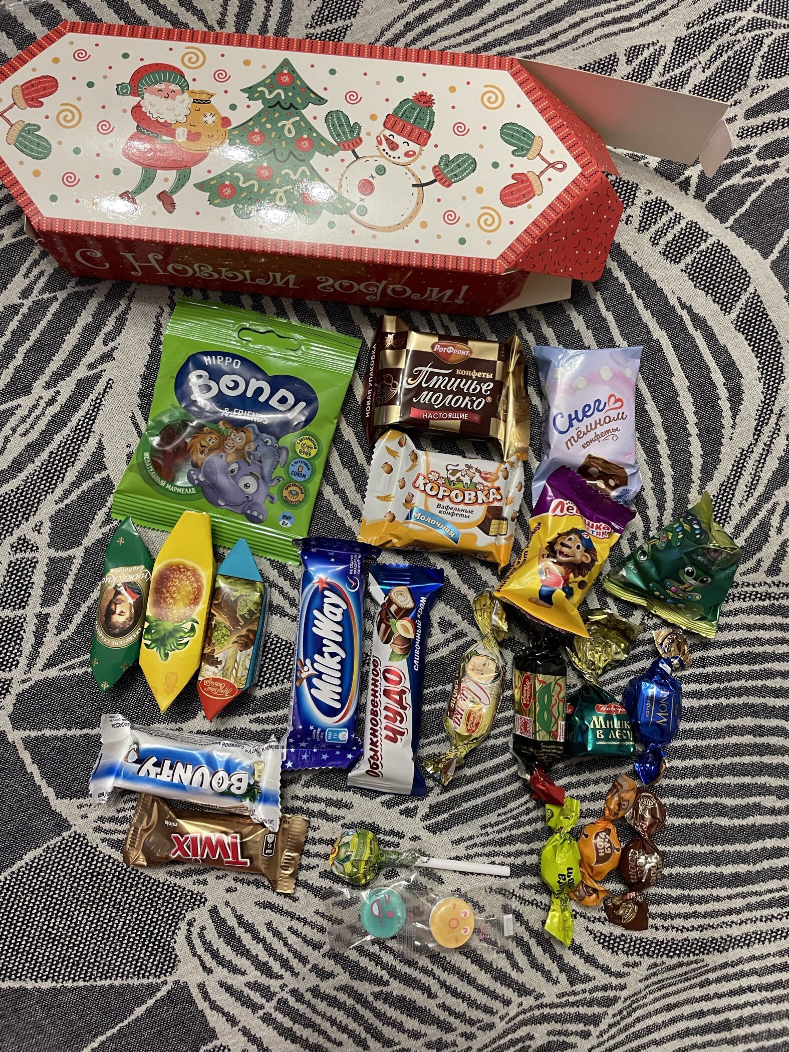 Фотография покупателя товара Подарочная новогодняя коробка - конфета «Дед Мороз и Снегурочка» 26×14×7 см - Фото 2