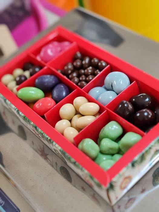 Фотография покупателя товара Коробка под 8 конфет с ячейками «С Новым годом!», 10×18.5×3 см - Фото 9