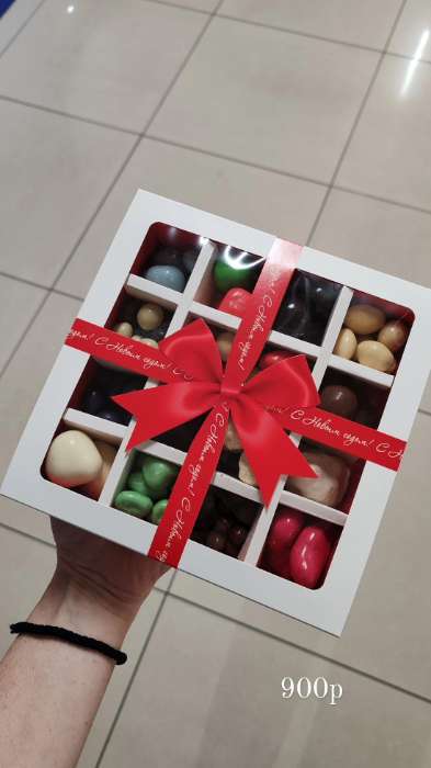 Фотография покупателя товара Коробка под 16 конфет с ячейками «Красивый Новый год» 17.5×17.5×3.5 см - Фото 1