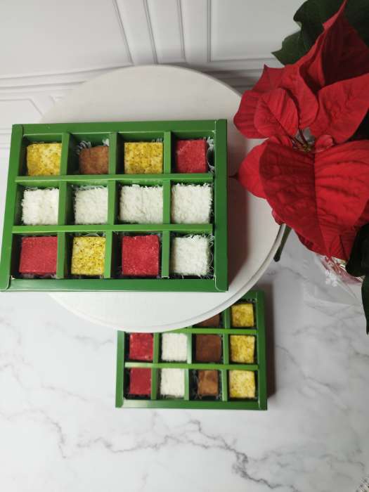 Фотография покупателя товара Новогодняя коробка - упаковка для конфет 12 шт. «Новогодний пингвин», 19×14.5×3.5 см - Фото 13