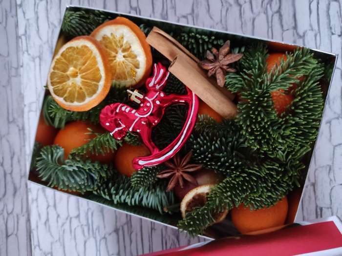 Фотография покупателя товара Коробка подарочная новогодняя складная «С новым годом», 21×15×7 см - Фото 2