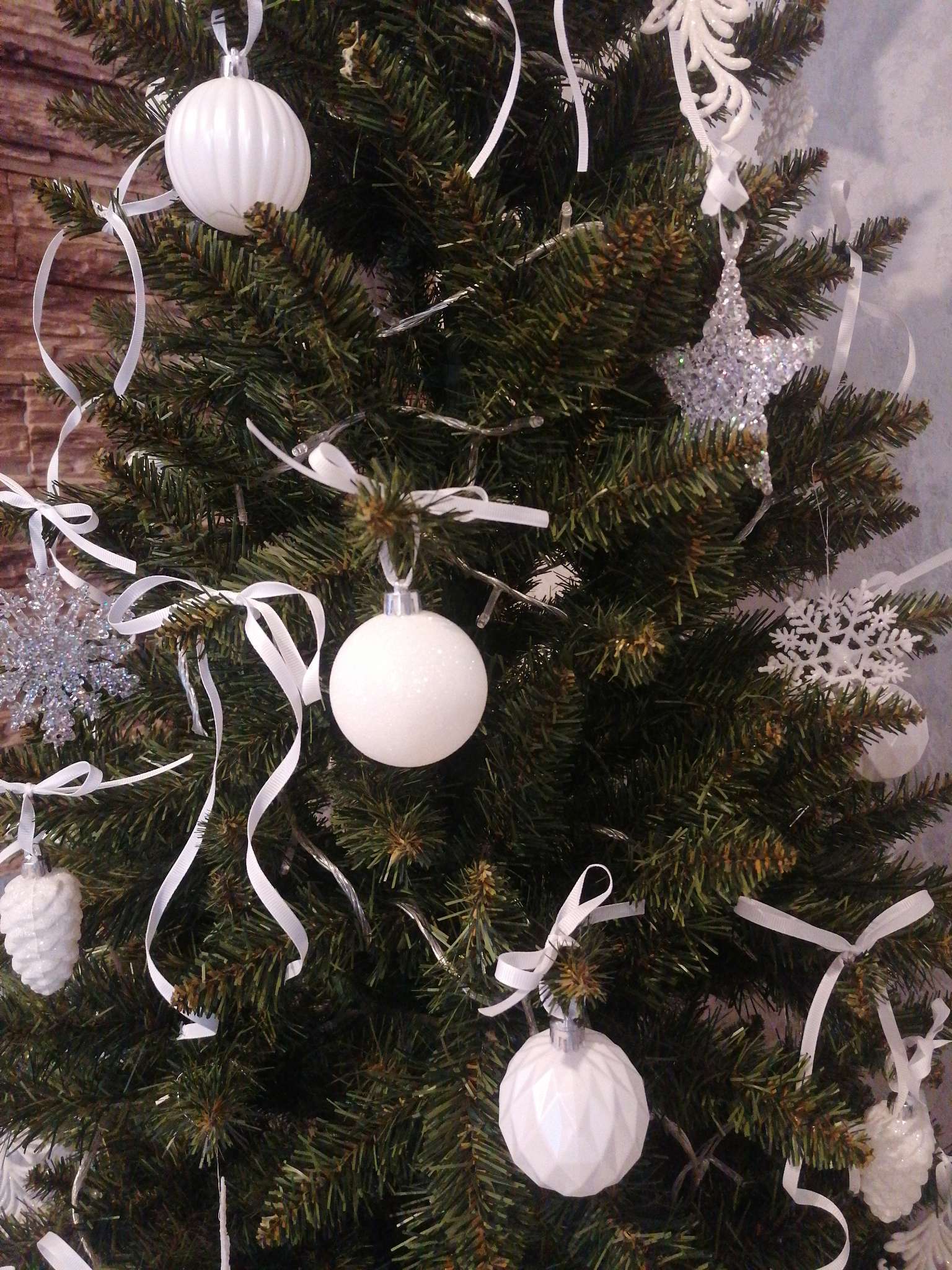 Фотография покупателя товара Ёлочные игрушки «Перл», шары новогодние, пластик, набор d=6 см, 9 шт., грани, белый - Фото 1