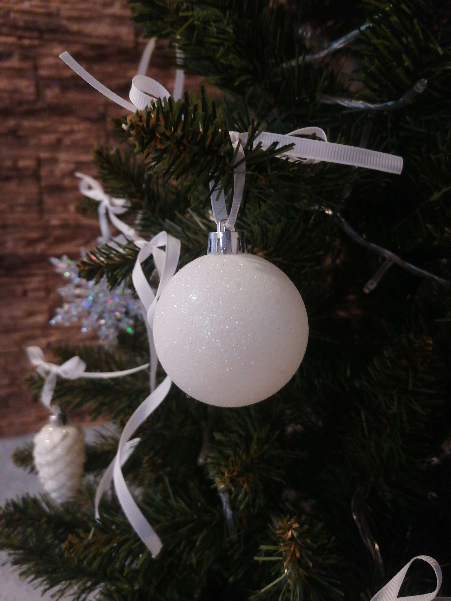 Фотография покупателя товара Ёлочные игрушки «Перл», шары новогодние, пластик, набор d=6 см, 9 шт., грани, белый - Фото 2