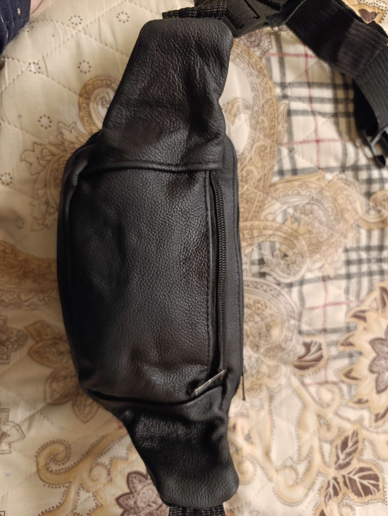 Фотография покупателя товара Поясная сумка на молнии, цвет чёрный - Фото 2