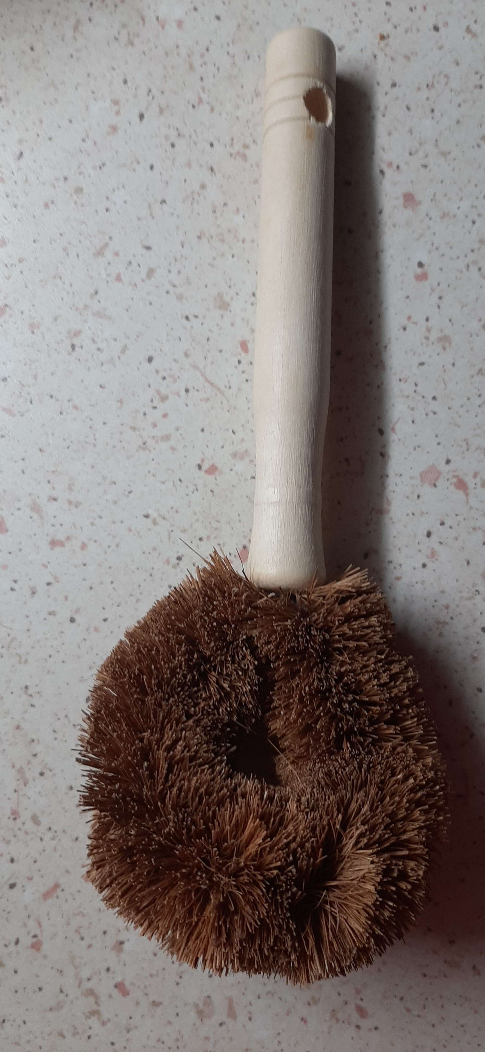 Фотография покупателя товара Щётка для чистки посуды Доляна, 8×4,5×23 см, щетина кокос, деревянная ручка - Фото 5