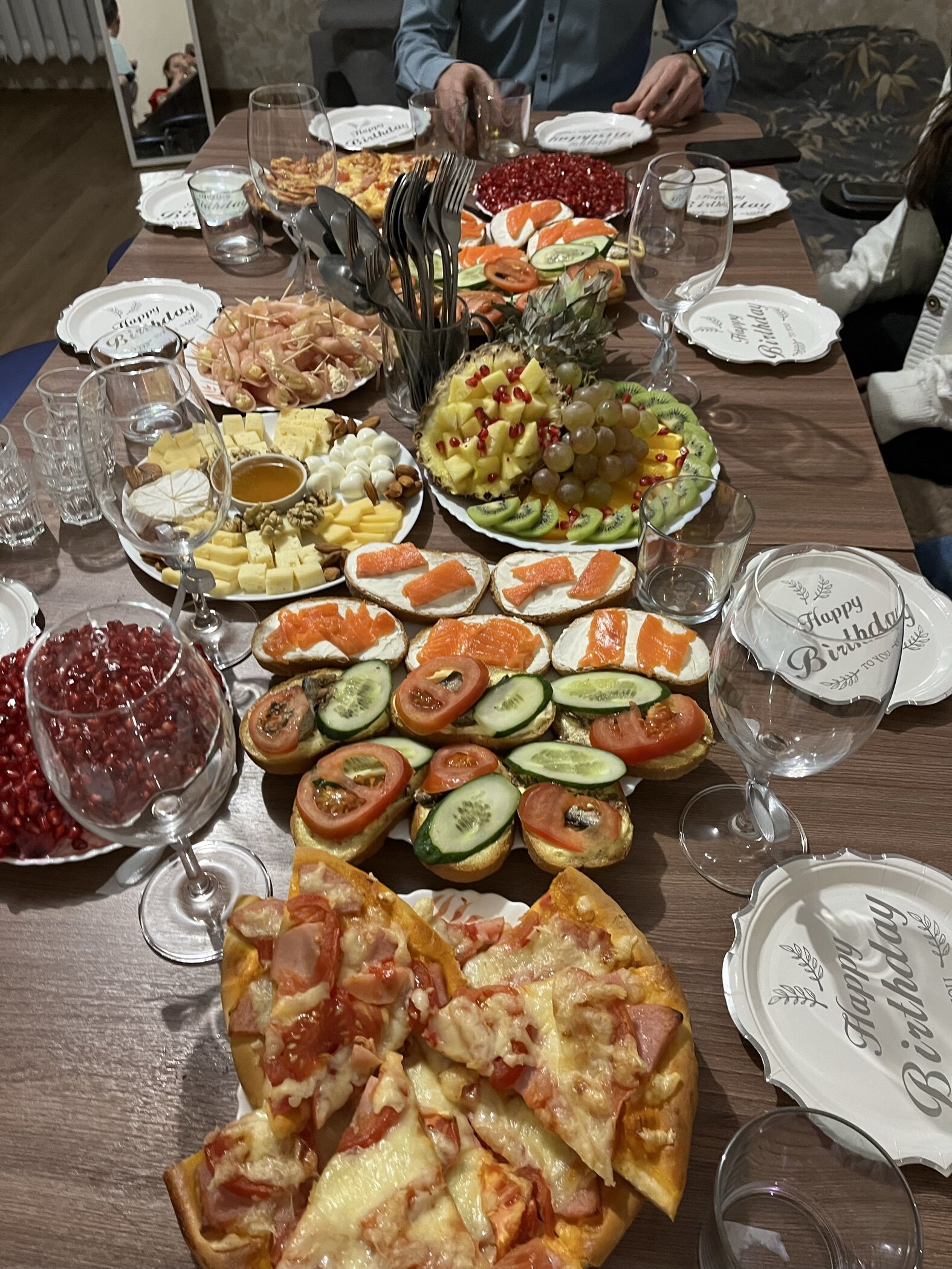 Фотография покупателя товара Тарелки бумажные «С днём рождения», в наборе 6 штук, цвет золото - Фото 2