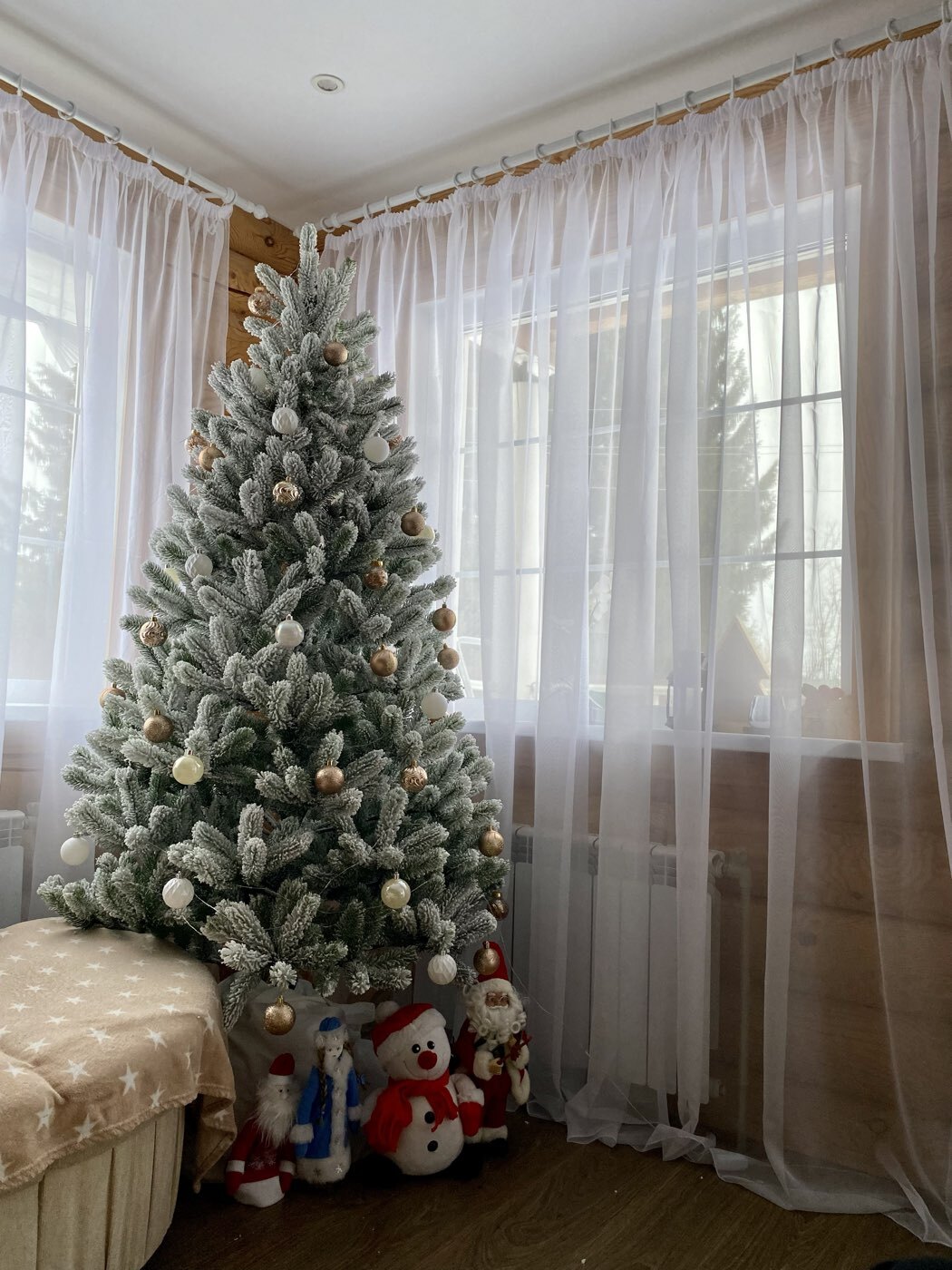 Фотография покупателя товара Ёлочные игрушки «Мелодия», шары новогодние, d=6 см, набор 9 шт., волны, шишки, белый/розовый - Фото 2